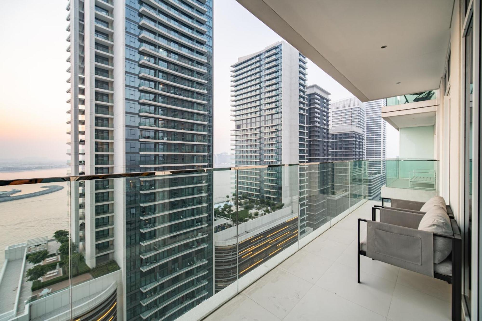 On The First Line Of The Coast With Access To The And Sea Views Dubai