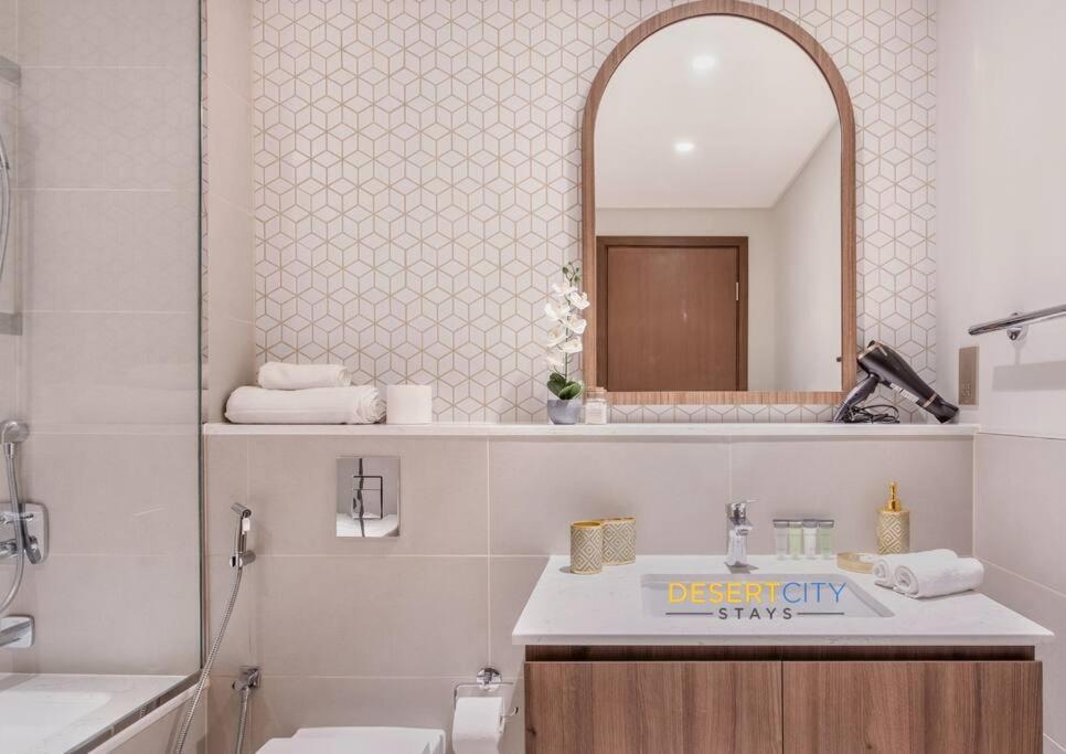 Luxurious 1 Bed In Creek Harbor, Hosted By Desert * Dubai