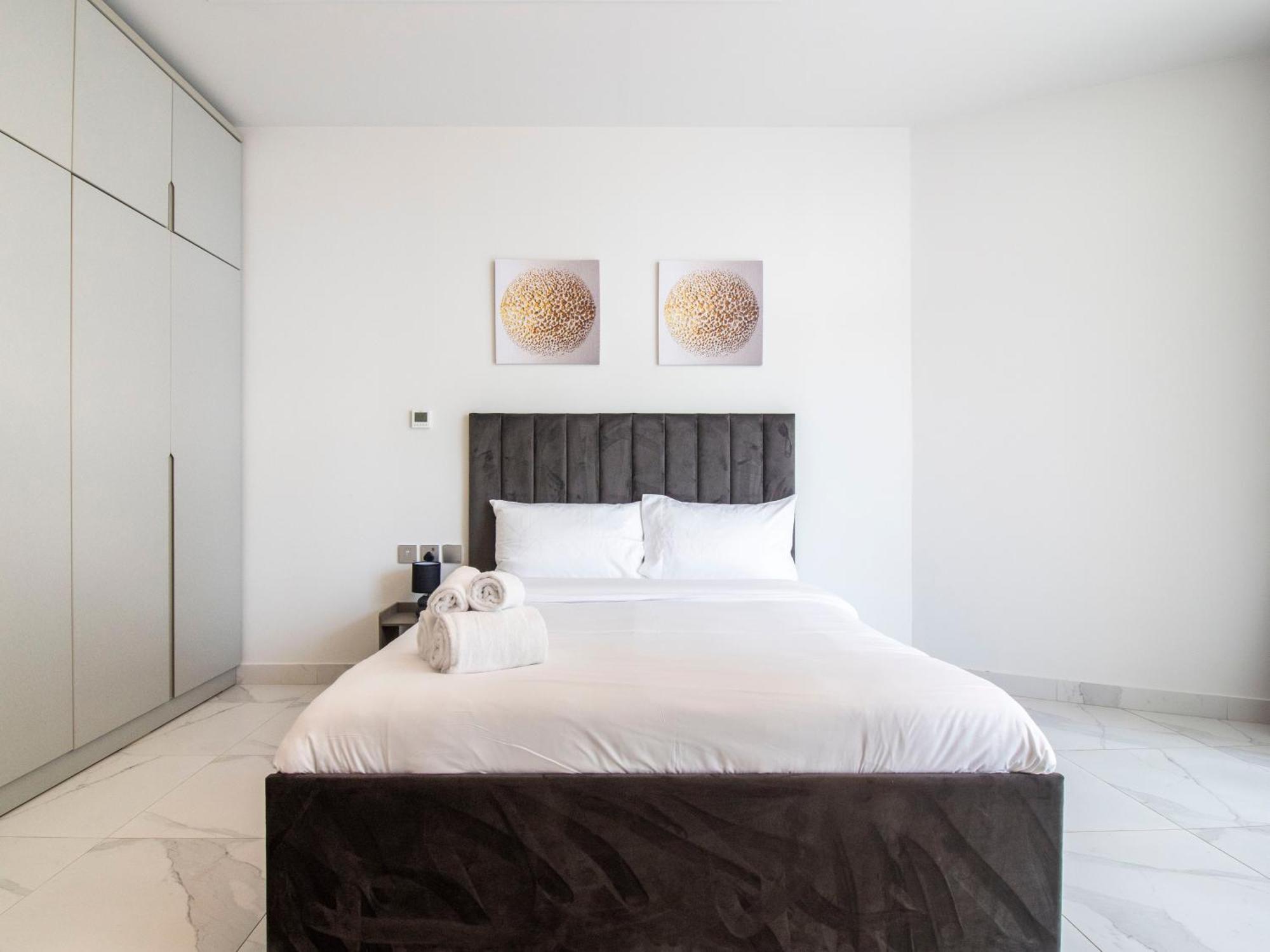 Elegant 2br Ensuite With Canal & Burj Khalifa View Apartment