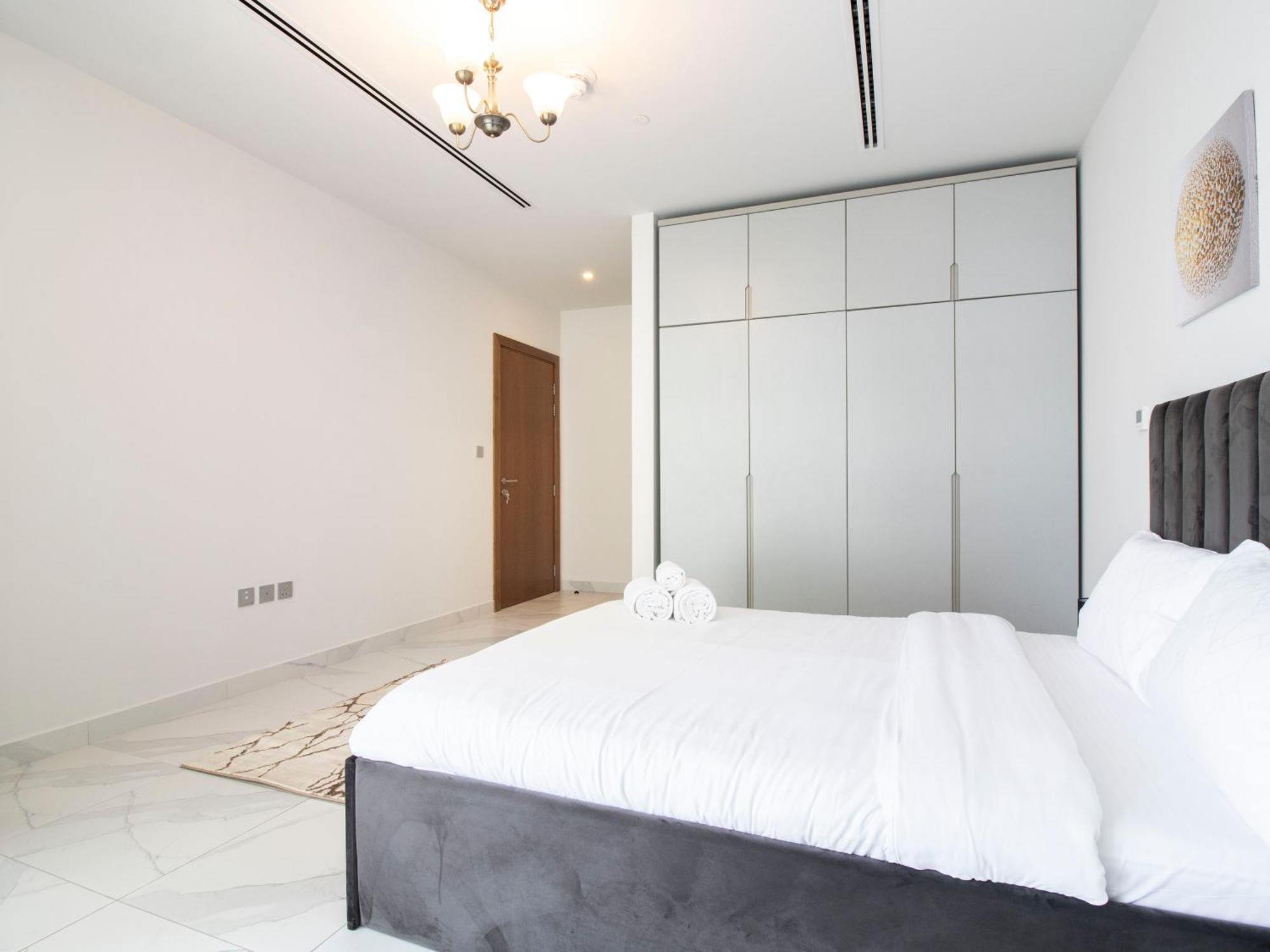 Elegant 2br Ensuite With Canal & Burj Khalifa View Apartment *