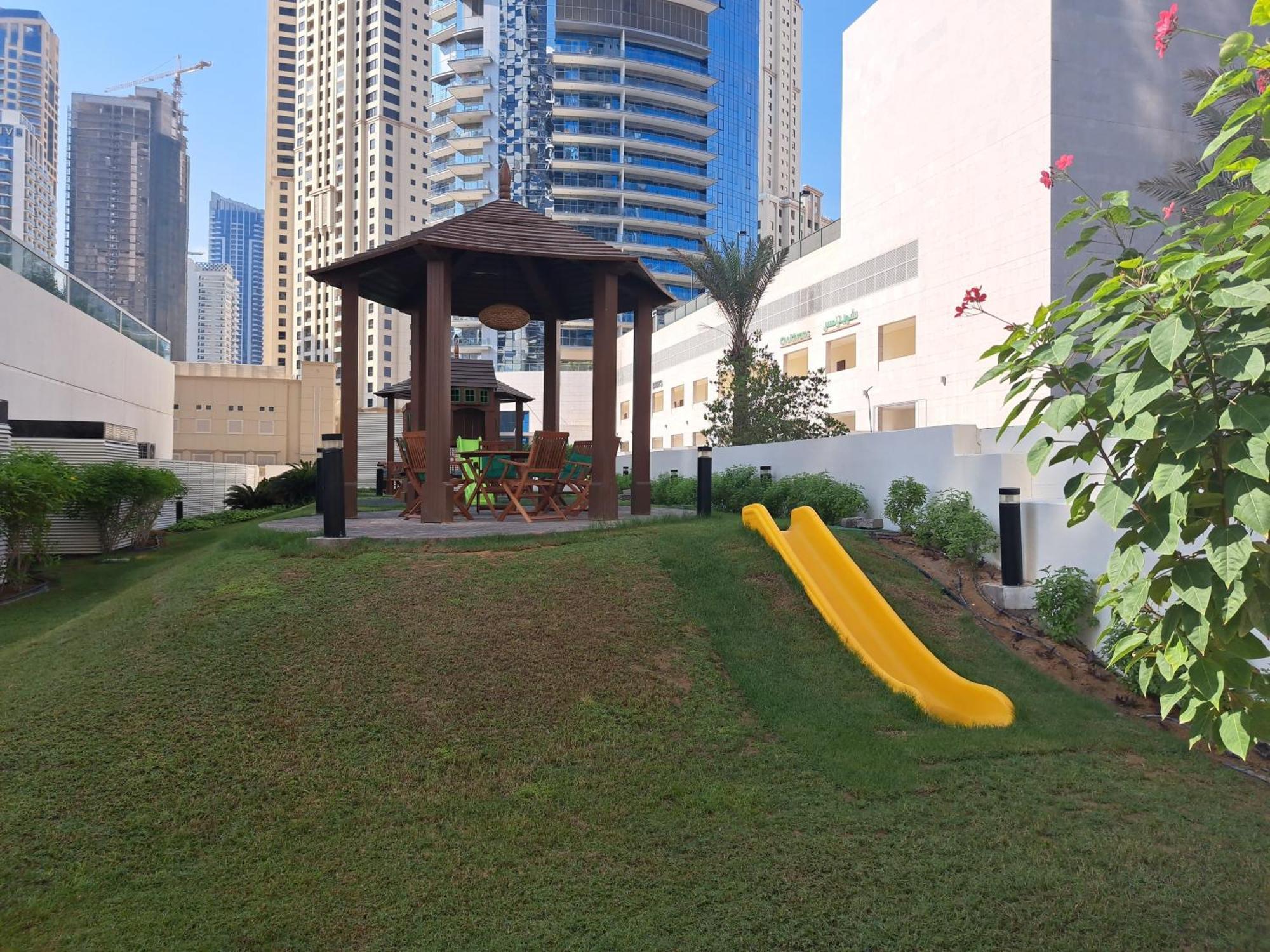 Barcelo Residences Marina *