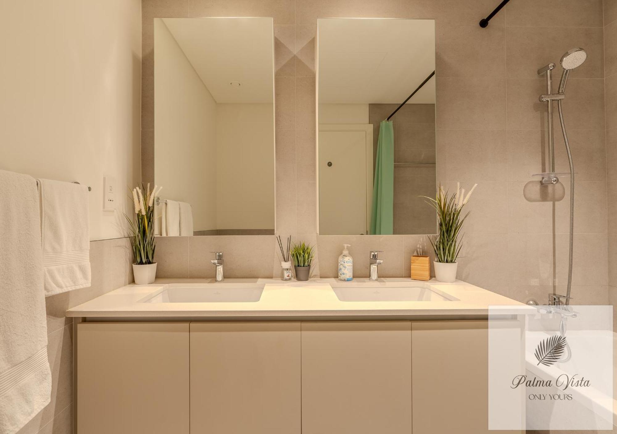 2 Bedroom Modern Corner Unit At Dch Apartment