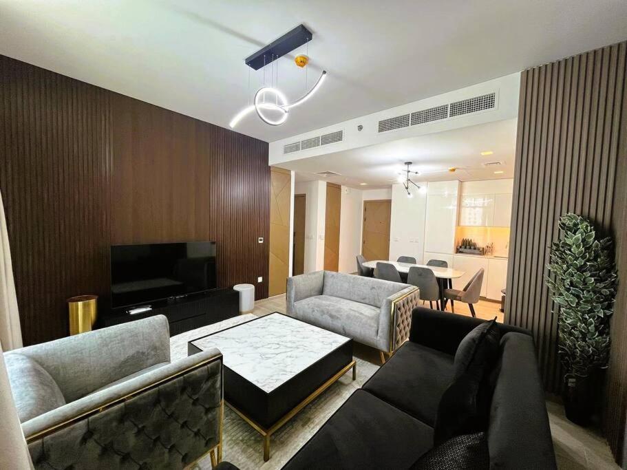 Stunning View Complimentary Parking Apartment Dubai