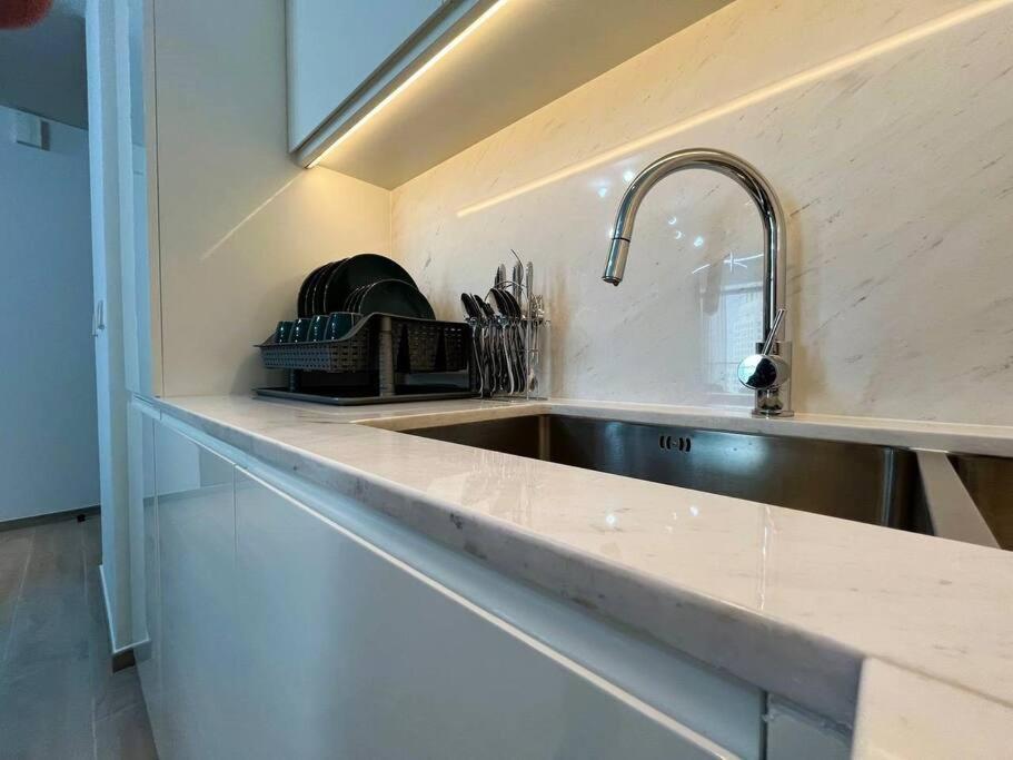 Stunning View Complimentary Parking Apartment *