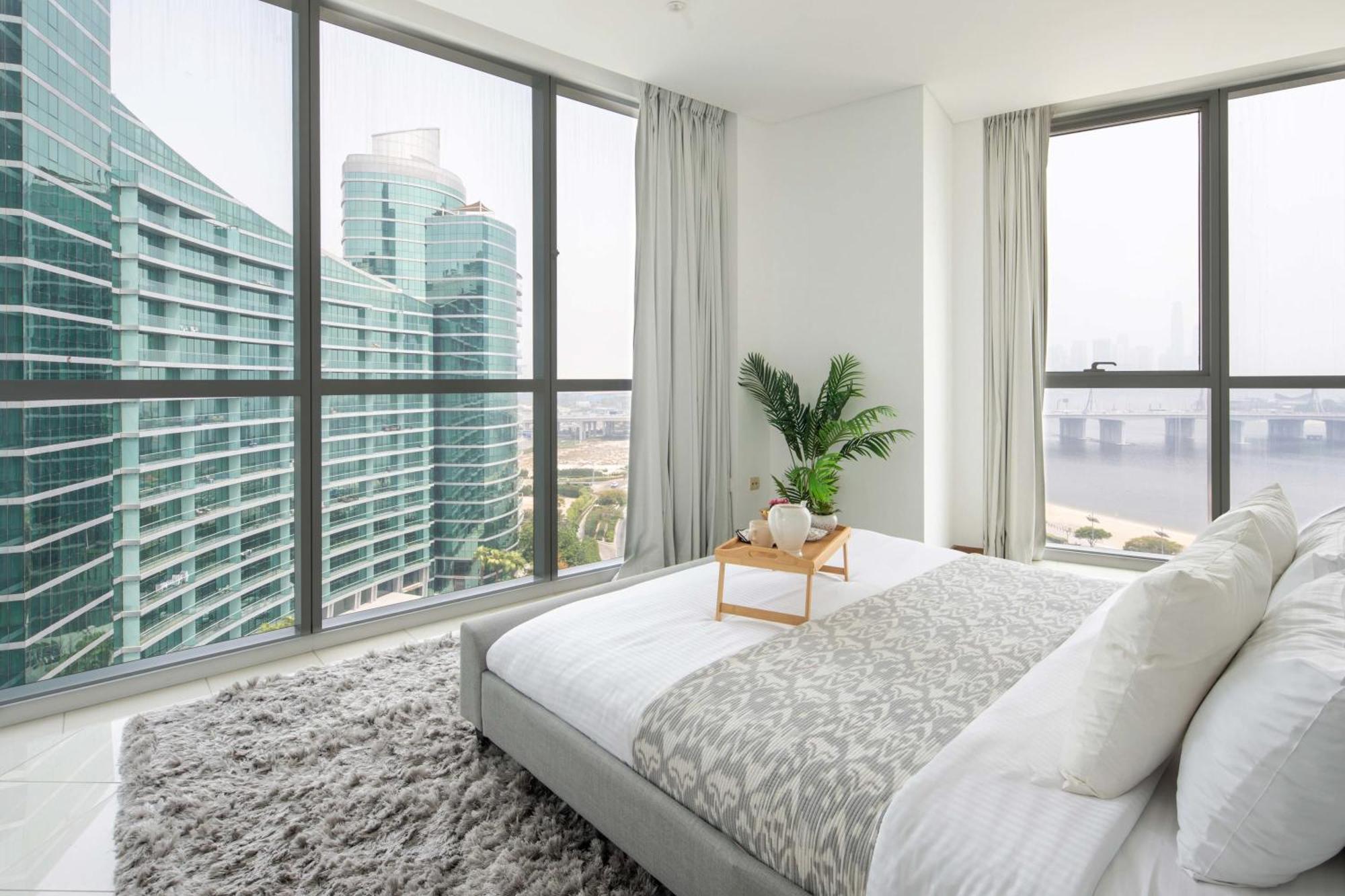 Frank Porter - Marsa Plaza Apartment Dubai