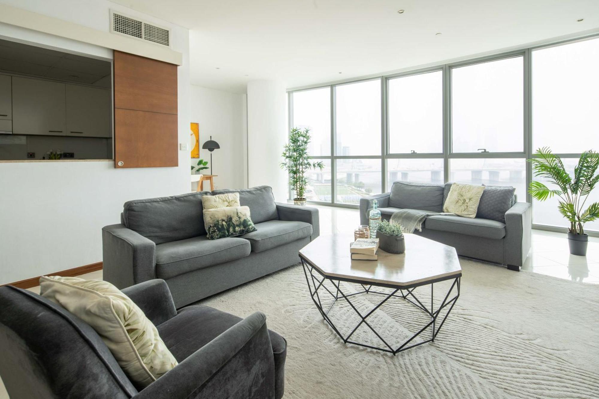 Frank Porter - Marsa Plaza Apartment Dubai
