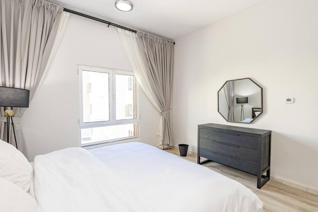 Apartment Discovery Gardens American Style 1br Close 2 Metro *