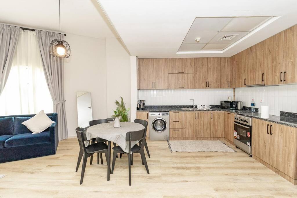 Discovery Gardens American Style 1br Close 2 Metro Apartment