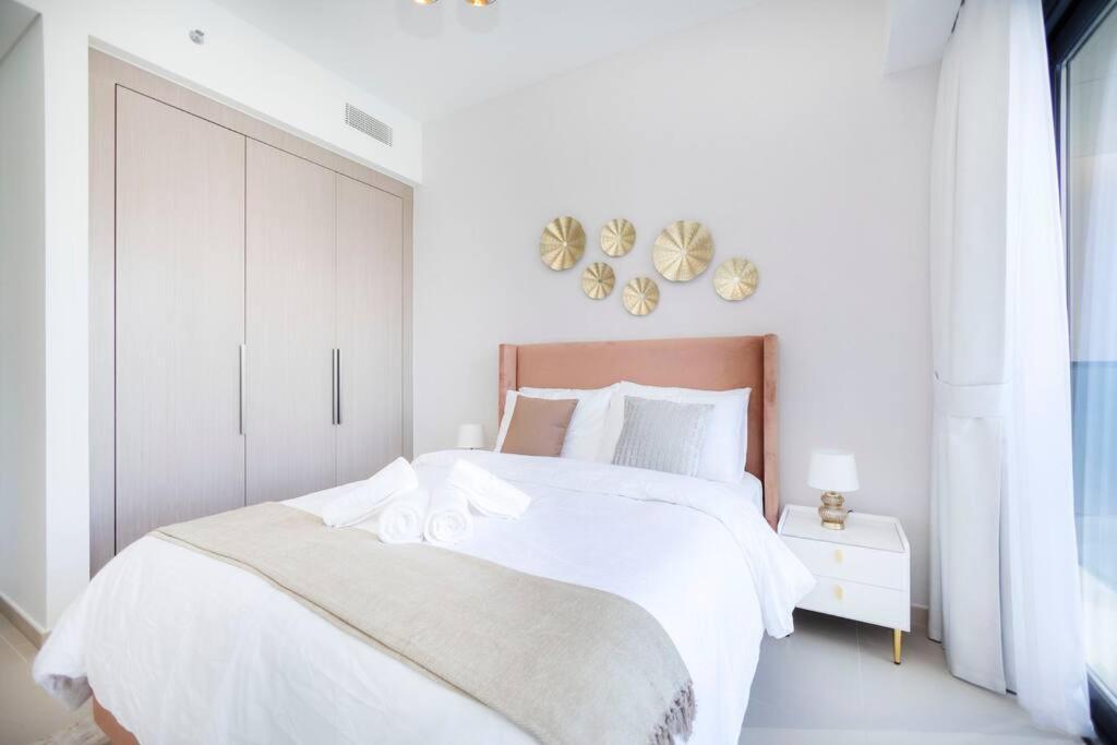 Elegant 4br, Stunning Burj Khalifa Views Act One 3001 Apartment Dubai