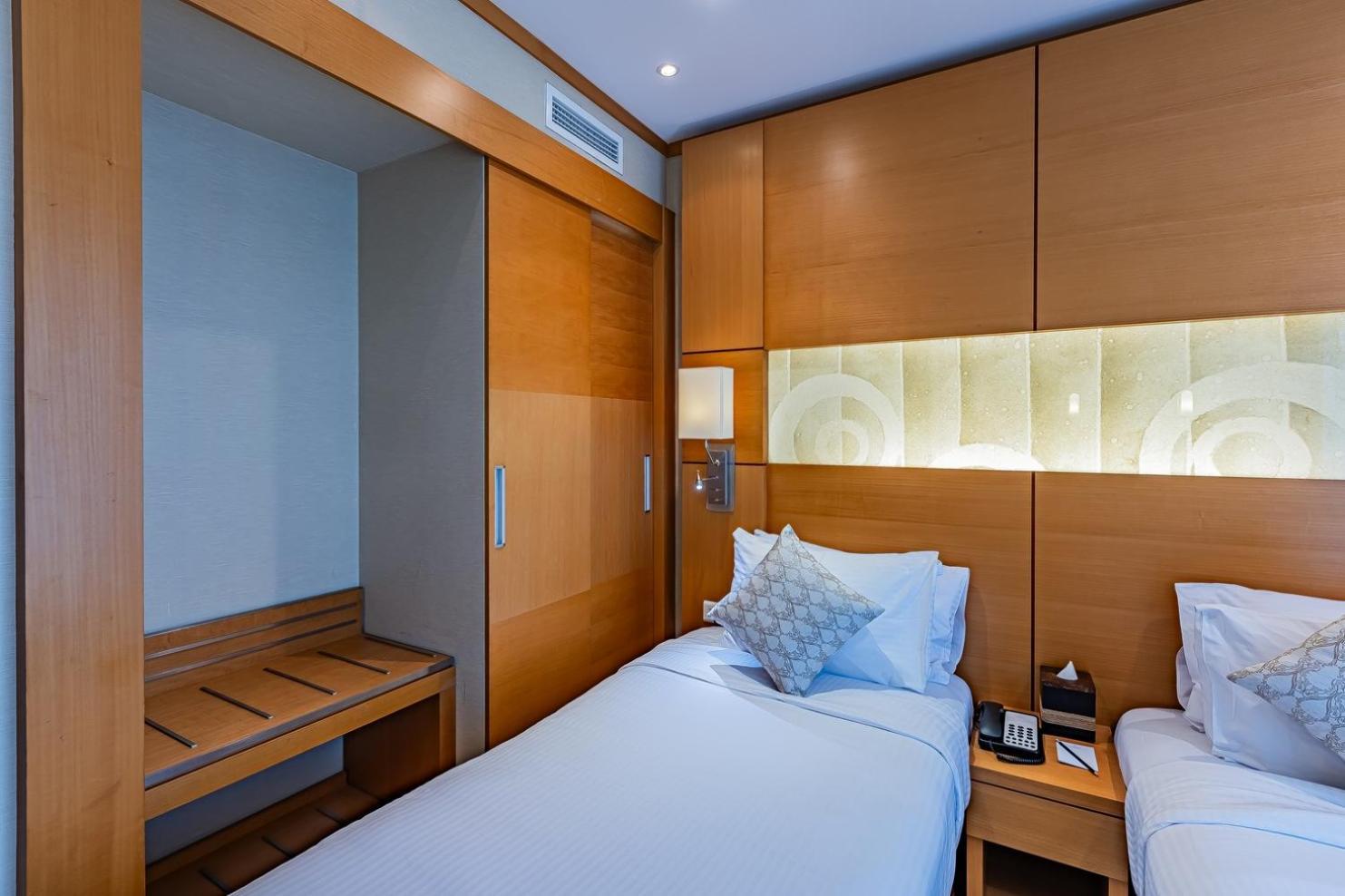 Carlton Downtown 4*