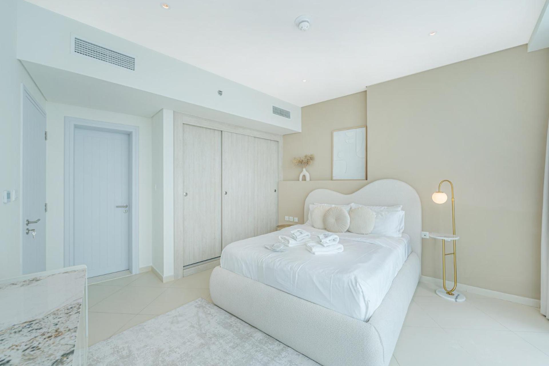 Access I Sea View I Infinity Pool Apartment Dubai