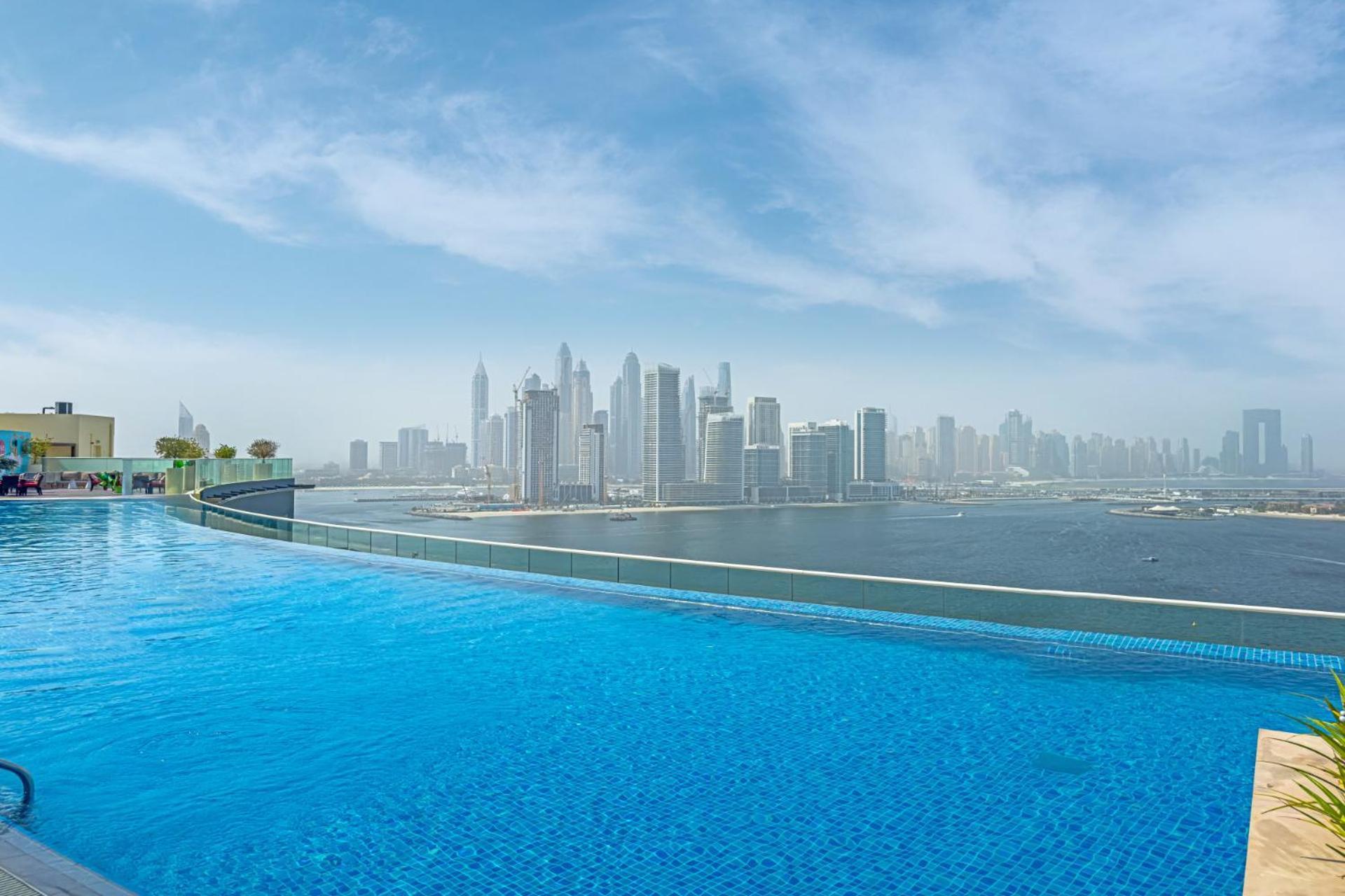 Access I Sea View I Infinity Pool Apartment Dubai