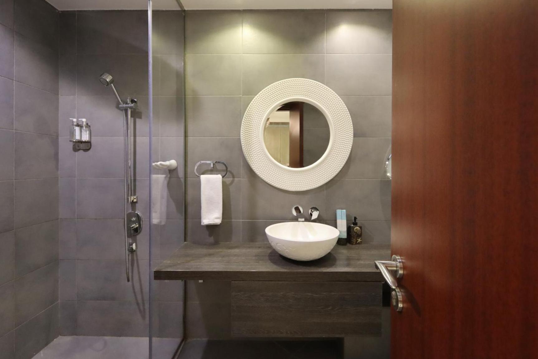 Upgraded With Full Sea View Rimal 5 - Entire 4 Bedroom - Access Apartment *