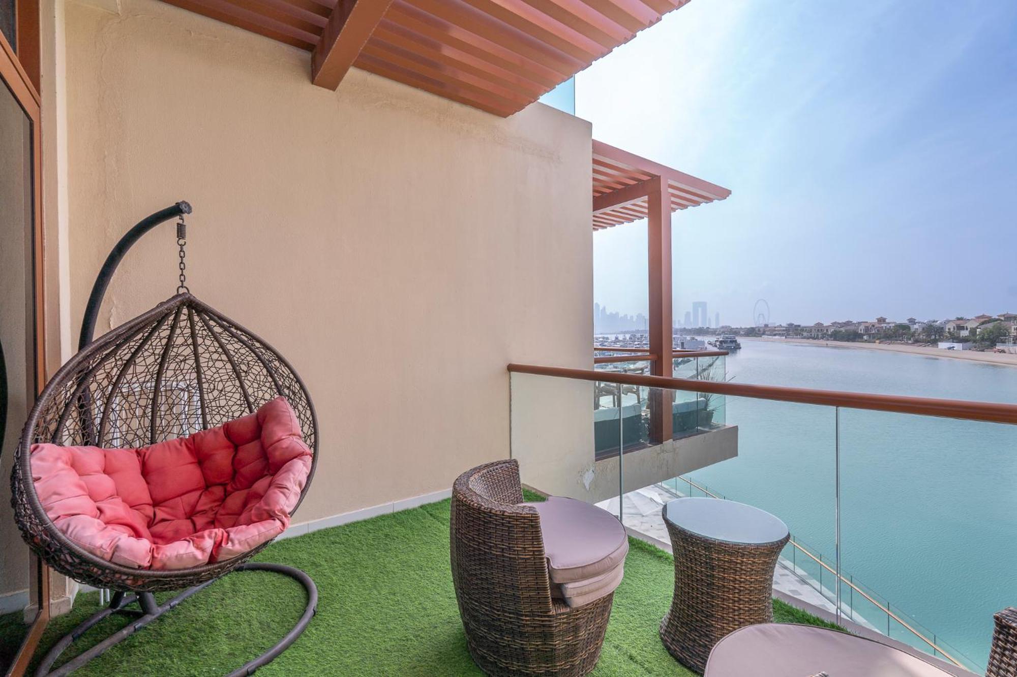 Palm Jumeirah Studio With Sea View Spacious Apartment Dubai