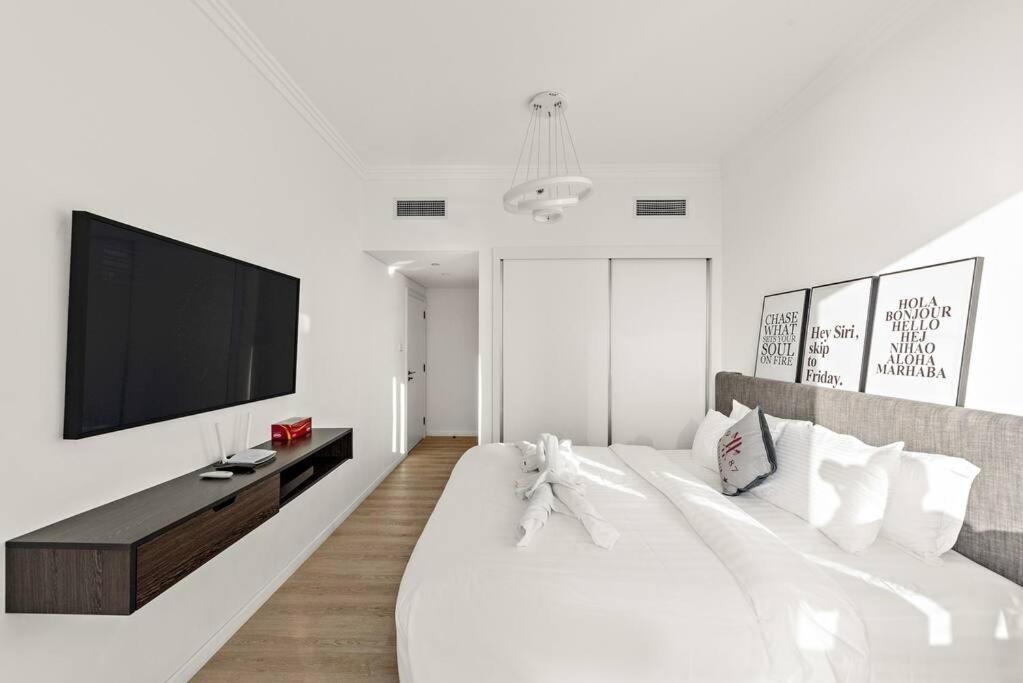 First Class 2br Vibrant Waterfront District Dubai