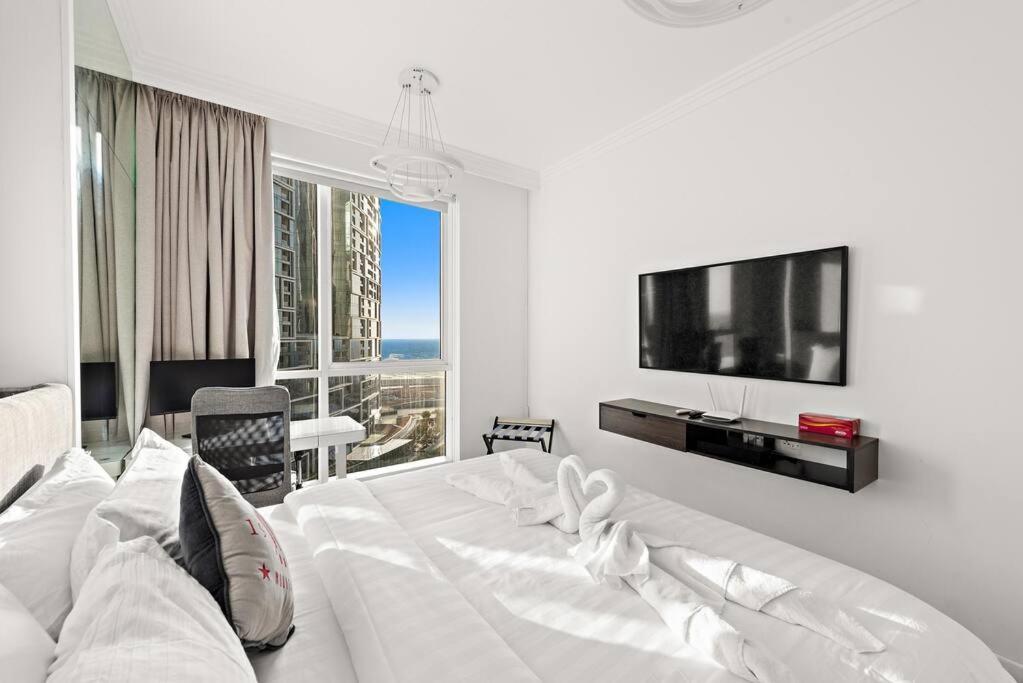 First Class 2br Vibrant Waterfront District Apartment