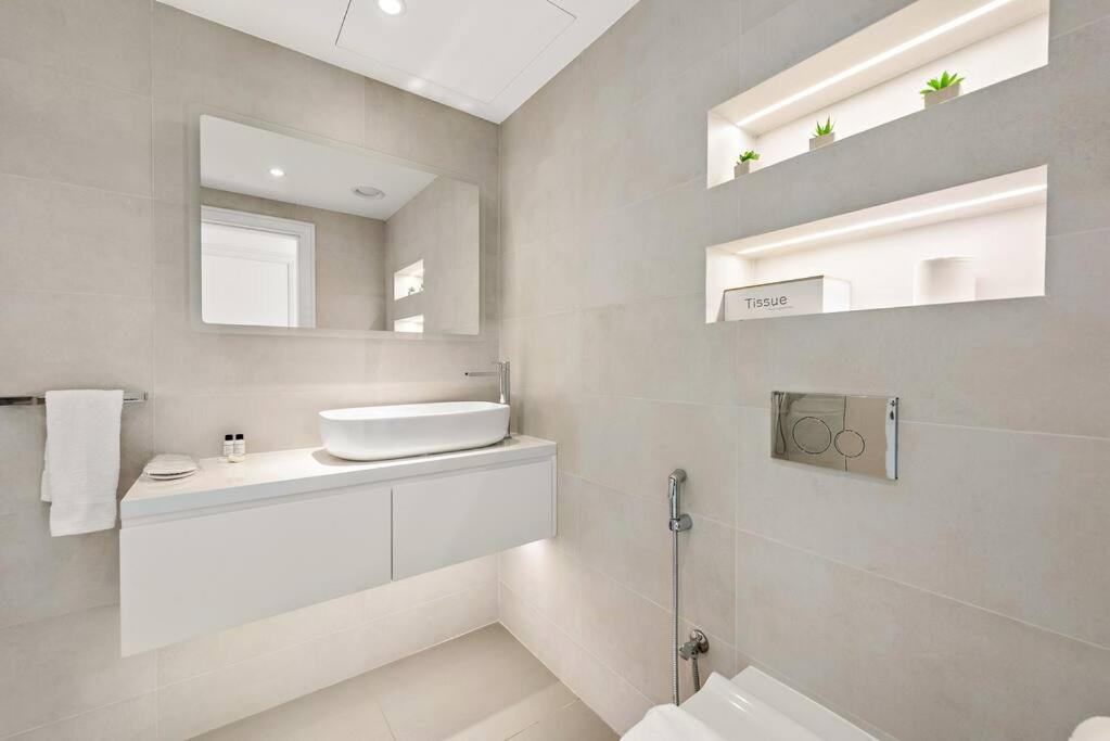 Apartment First Class 2br Vibrant Waterfront District Dubai