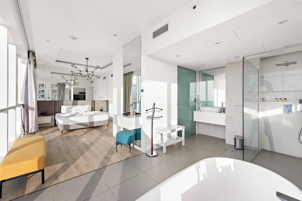 First Class 2br Vibrant Waterfront District Apartment