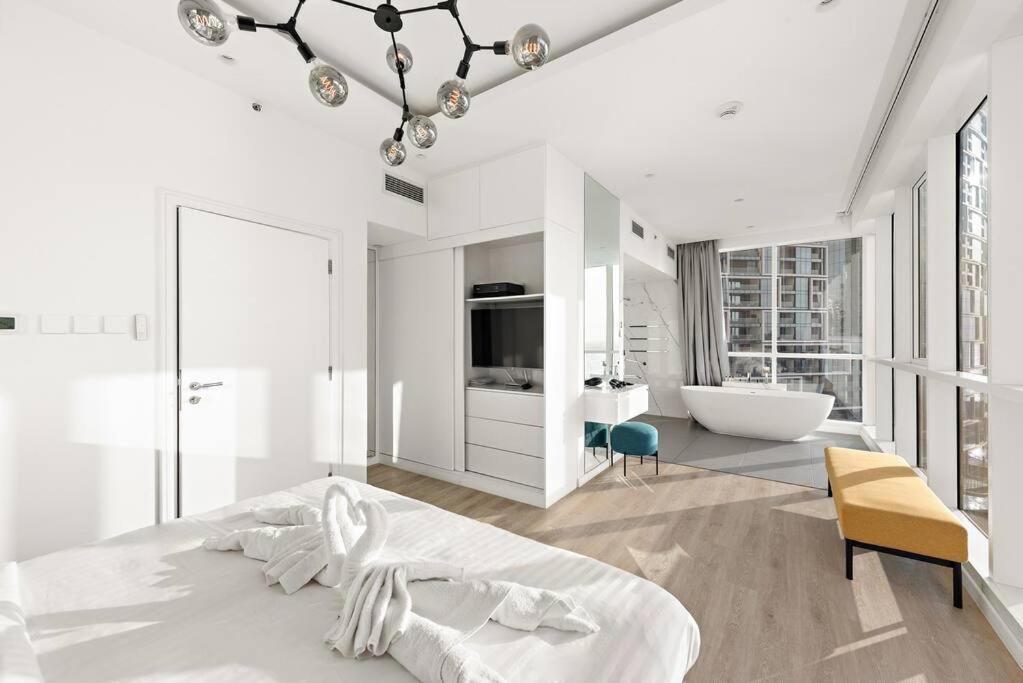 First Class 2br Vibrant Waterfront District *
