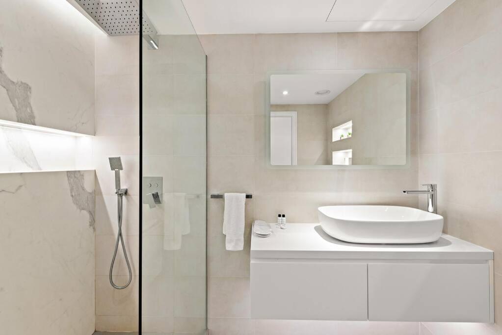 First Class 2br Vibrant Waterfront District Dubai