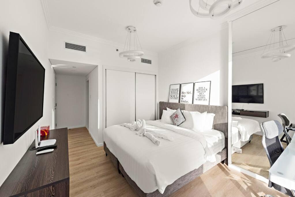 First Class 2br Vibrant Waterfront District *