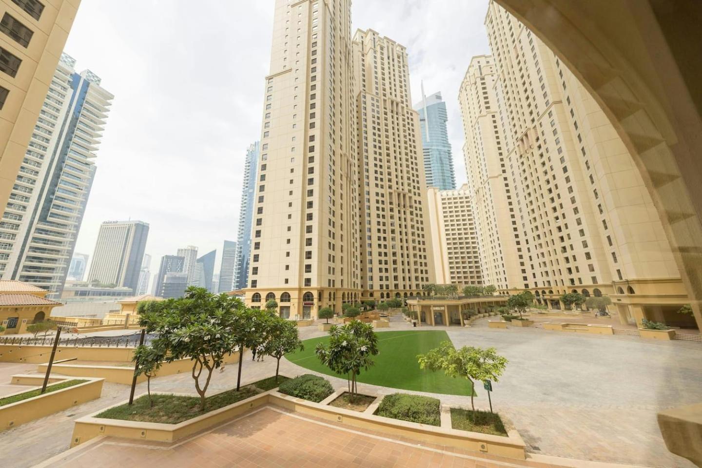 Spacious 2-bedroom Getaway In Jbr, Prime Location Apartment Dubai