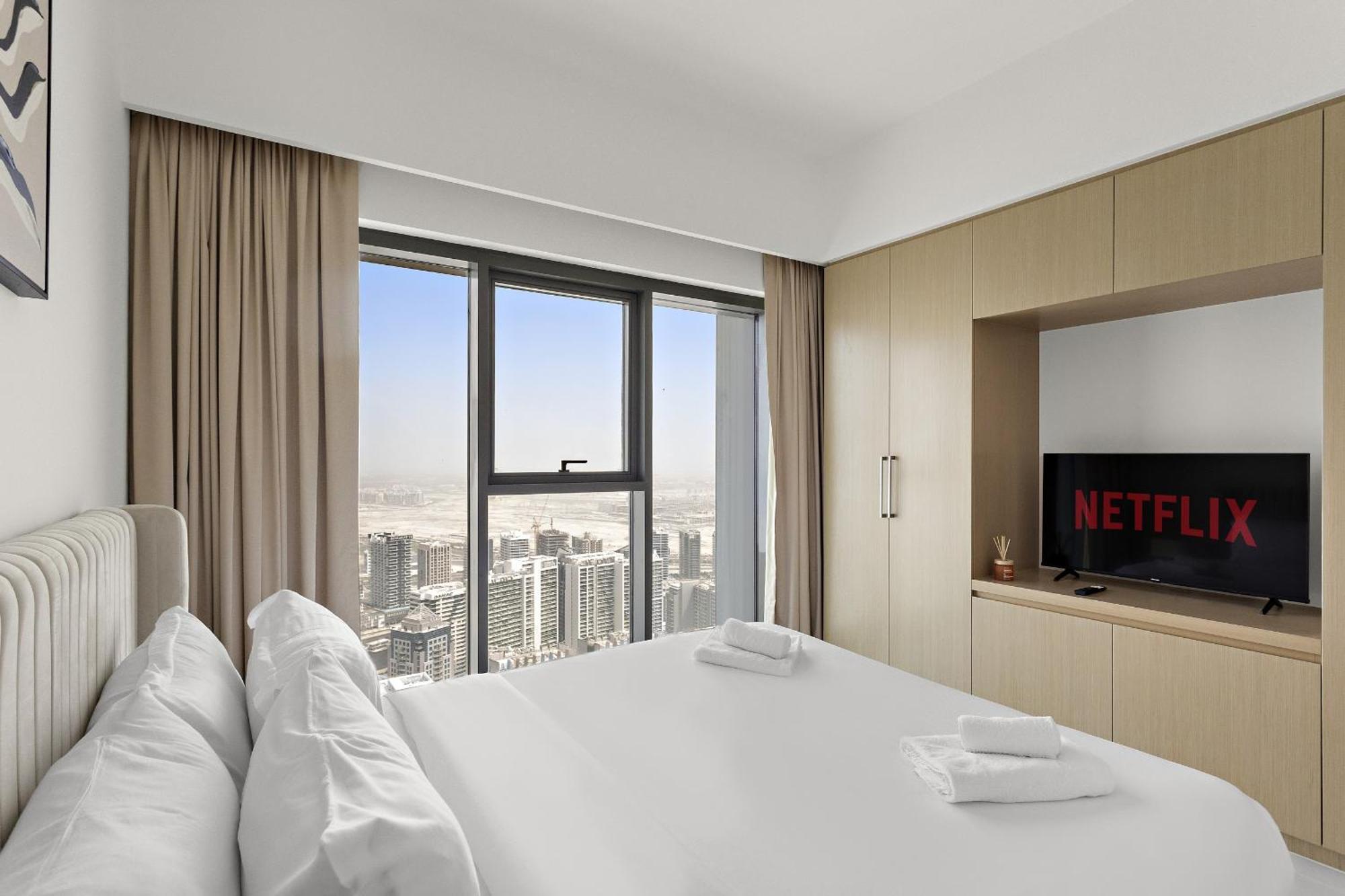 Vayk - Stylish 1 Bd In Downtown , Near Mall *