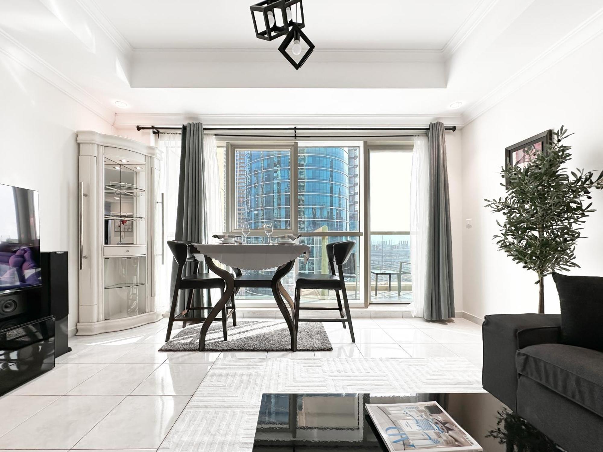 Apartment Trophy 1br Retreat W Balcony, Pool, Gym In Jlt Dubai