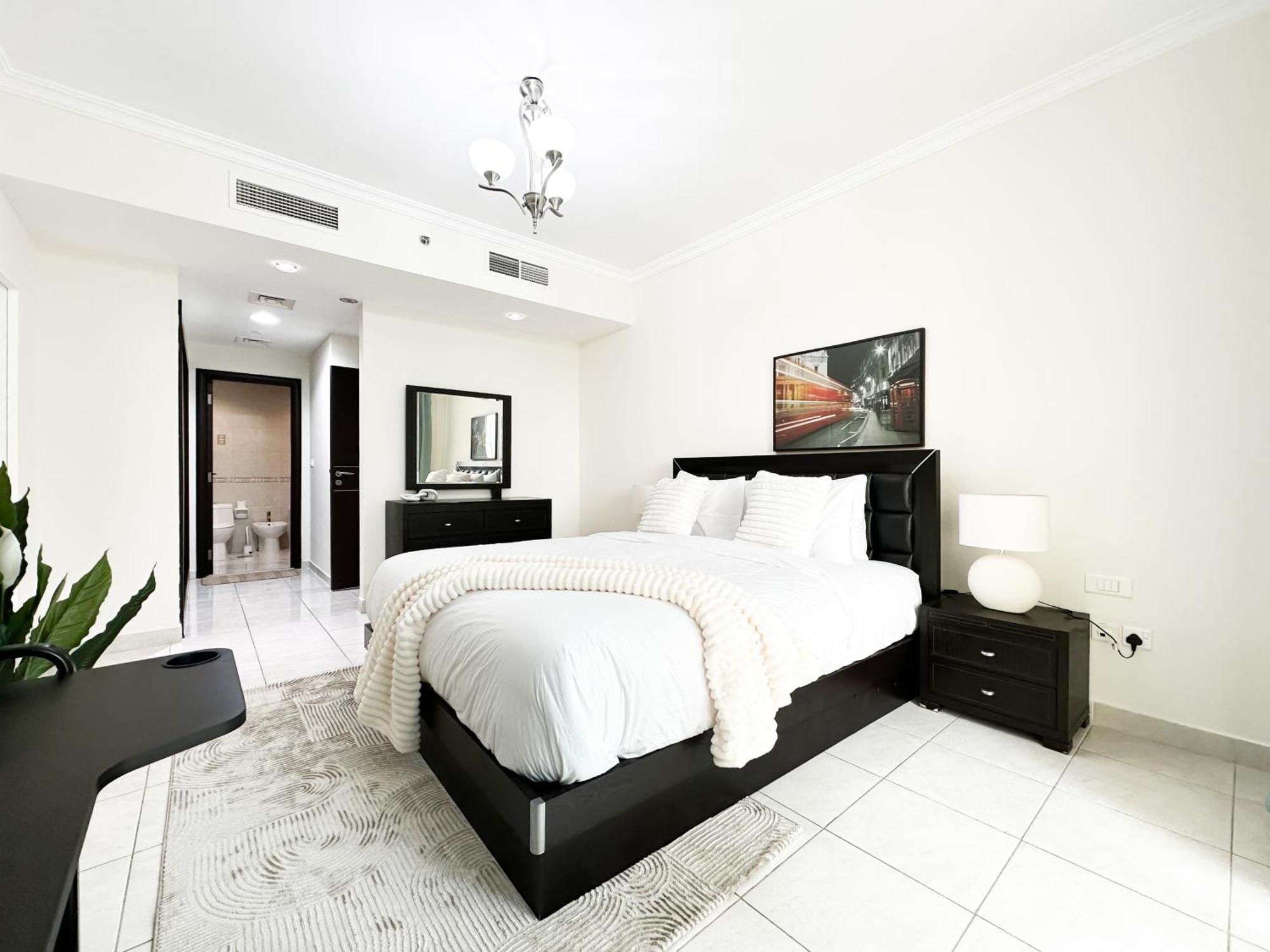 Trophy 1br Retreat W Balcony, Pool, Gym In Jlt Dubai