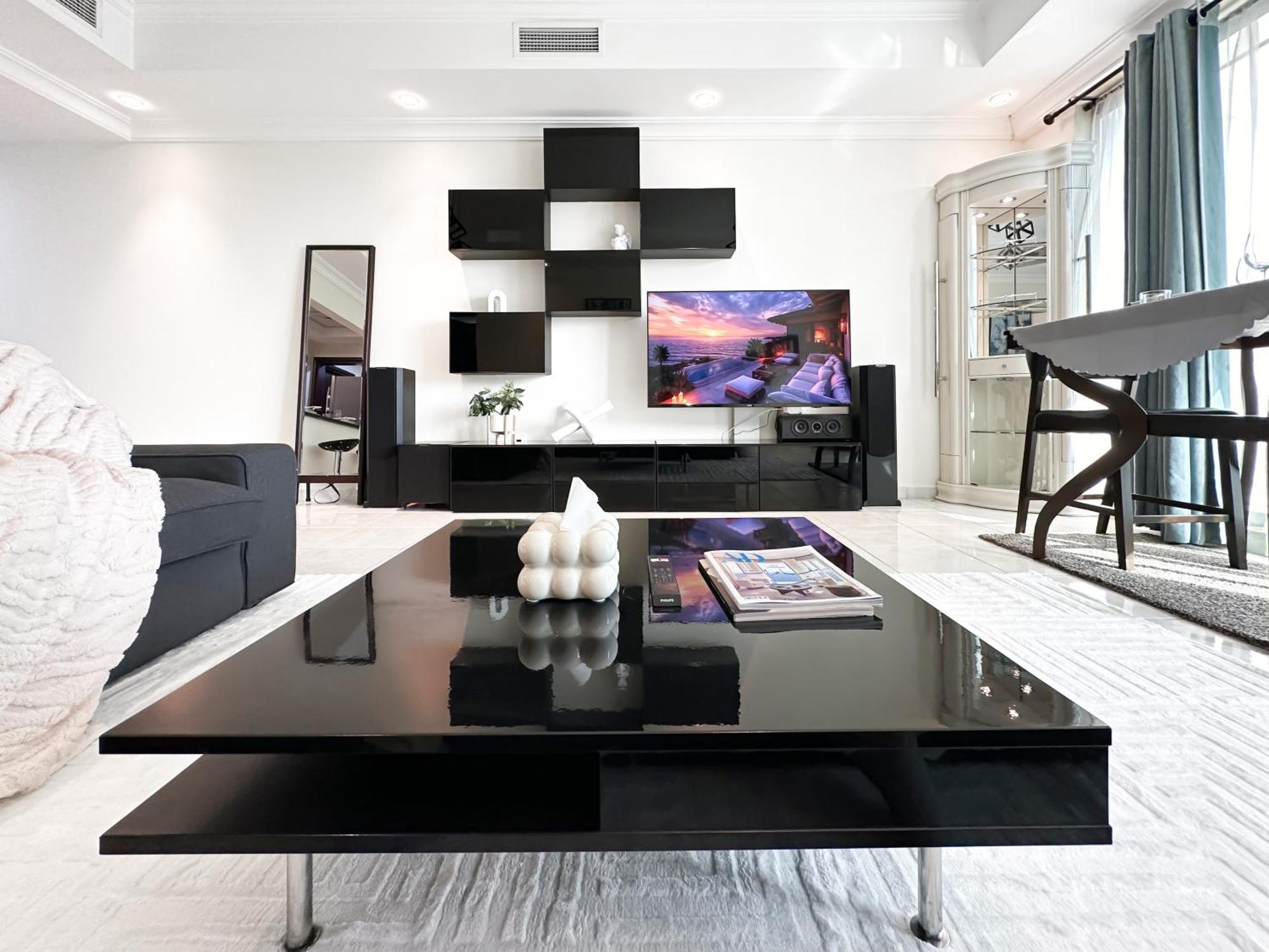 Trophy 1br Retreat W Balcony, Pool, Gym In Jlt Apartment
