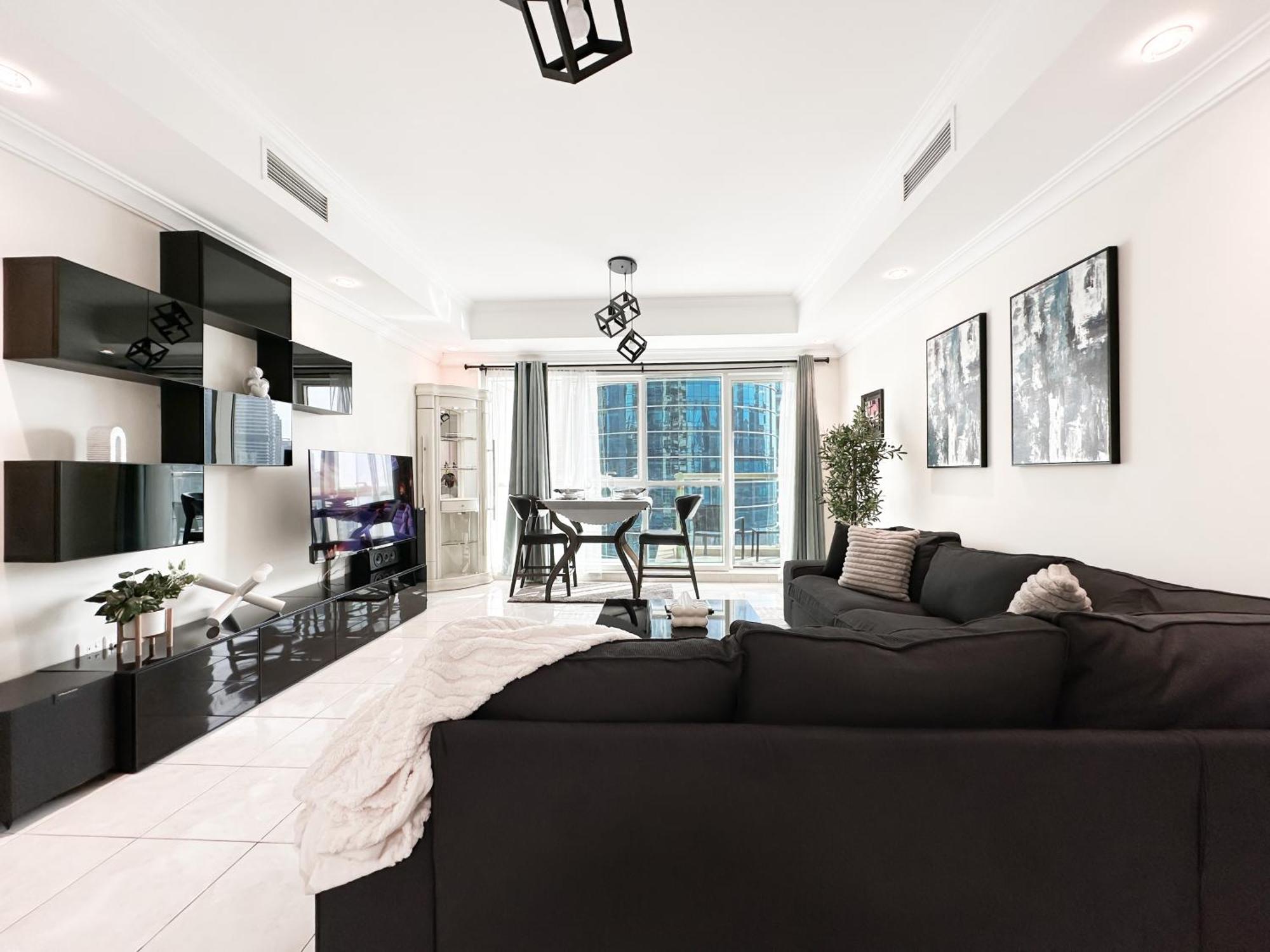 Trophy 1br Retreat W Balcony, Pool, Gym In Jlt Dubai