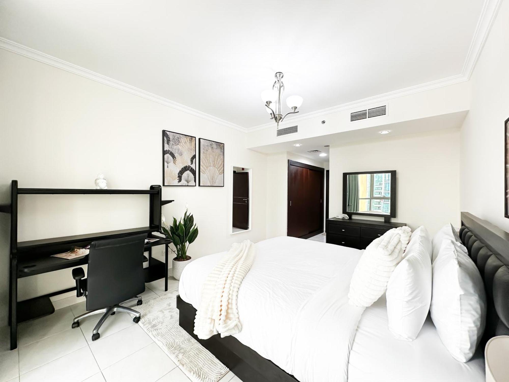 Trophy 1br Retreat W Balcony, Pool, Gym In Jlt * Dubai