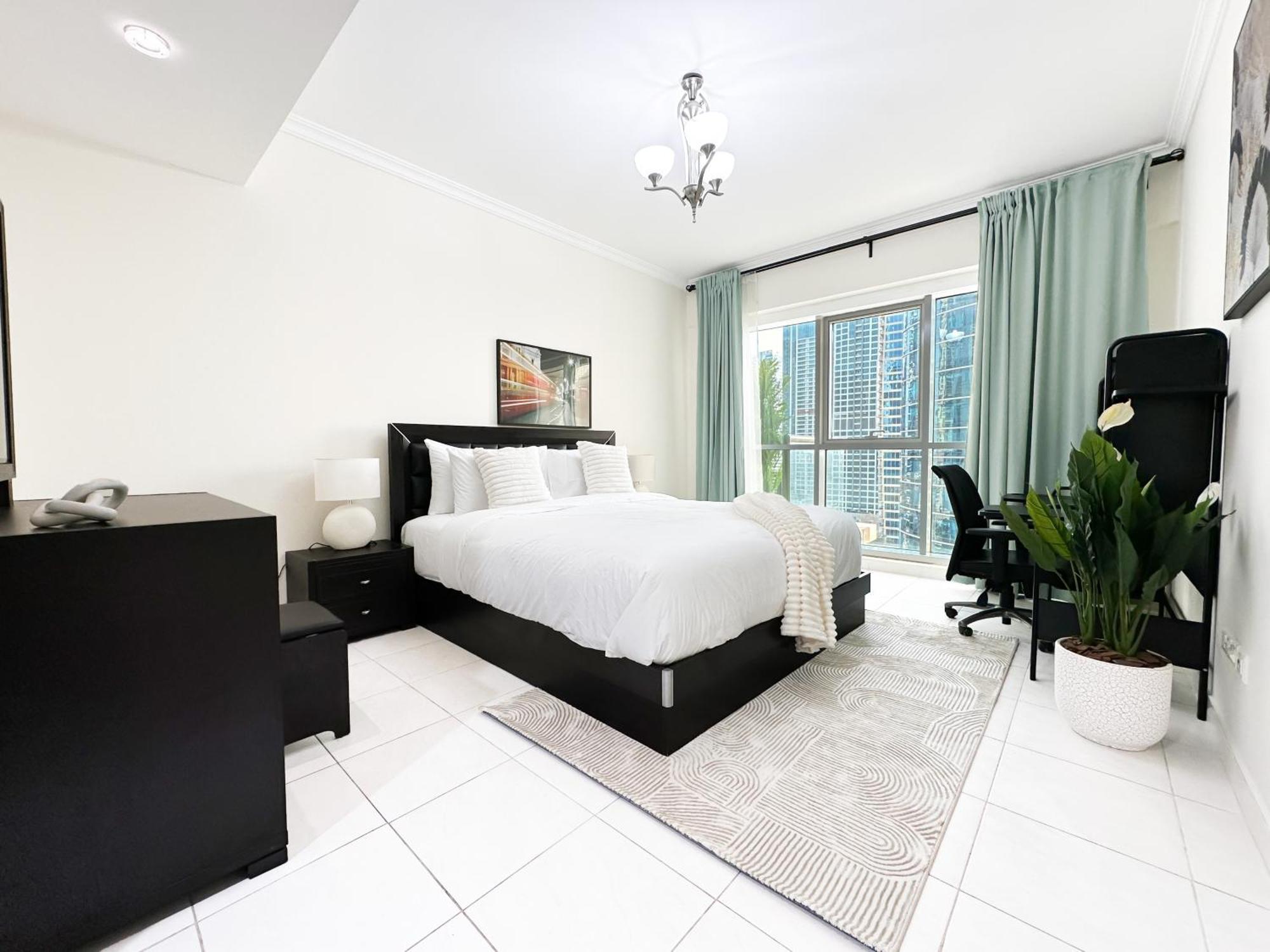 Apartment Trophy 1br Retreat W Balcony, Pool, Gym In Jlt Dubai