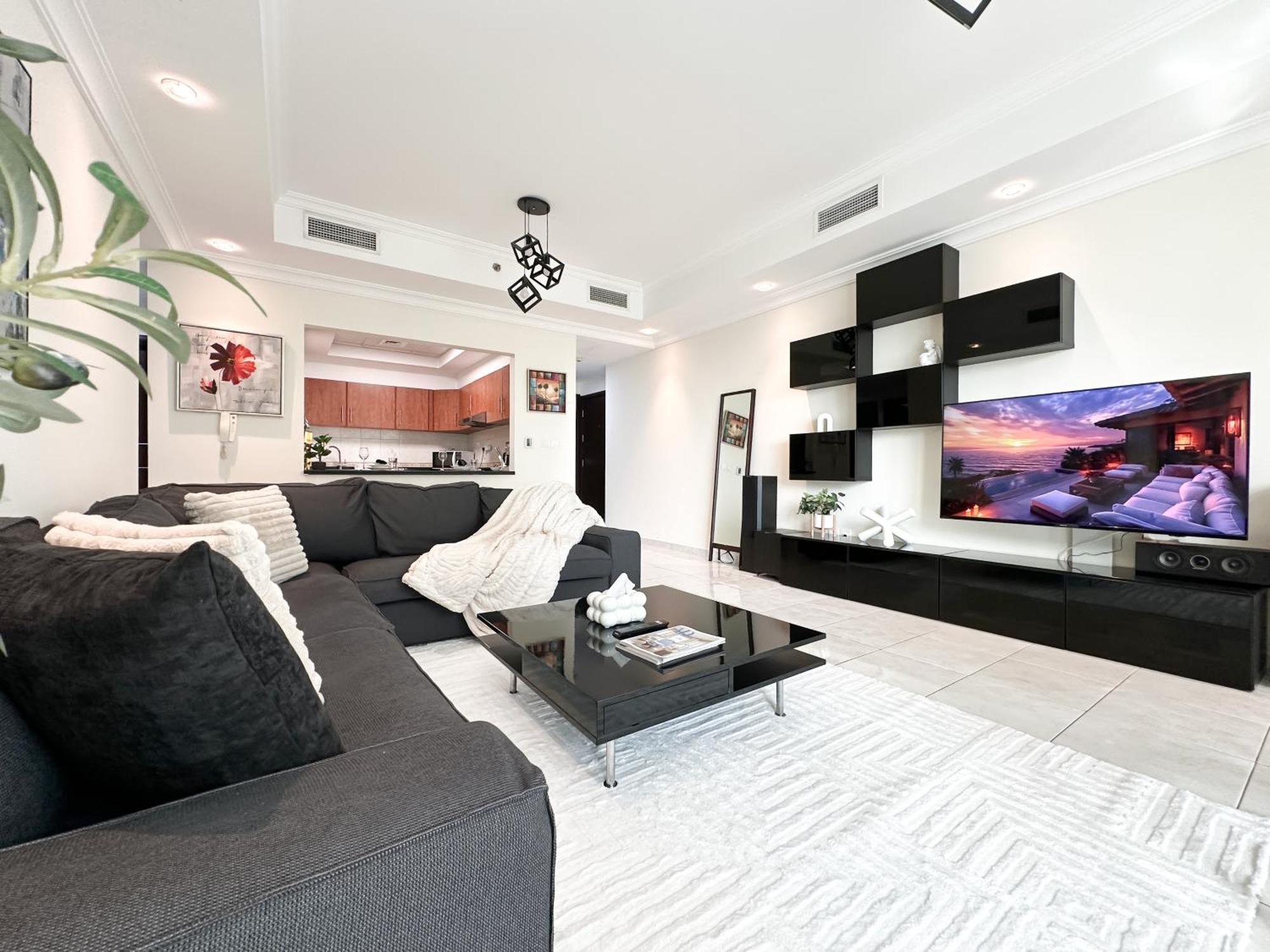Trophy 1br Retreat W Balcony, Pool, Gym In Jlt Apartment