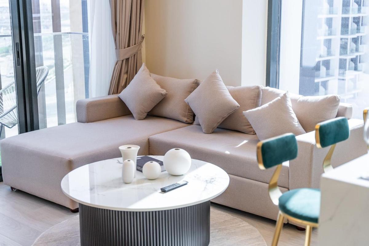 Elegant 1-bedroom Perfect For 4 At Azizi Riviera In Meydan One