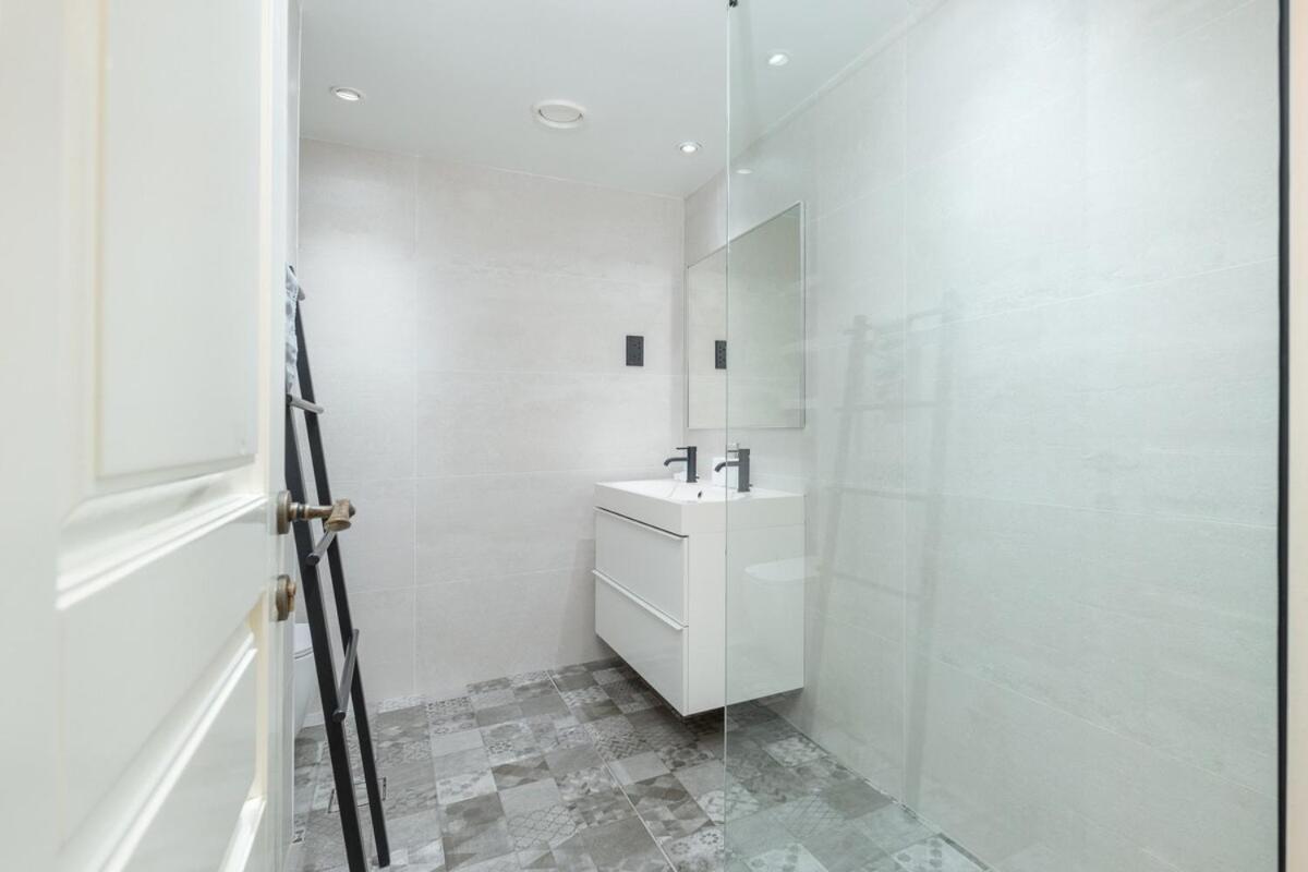 Stylish Pad Right By The Beach Dubai