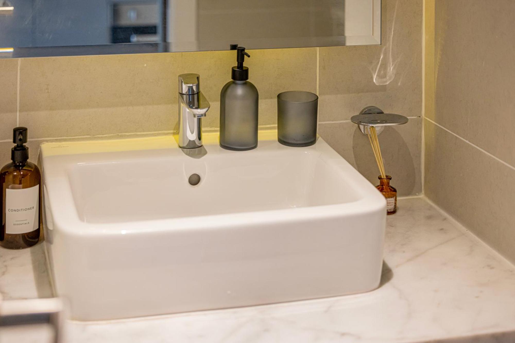 Apartment Livin' Holidays - Luxury With Bay View Dubai
