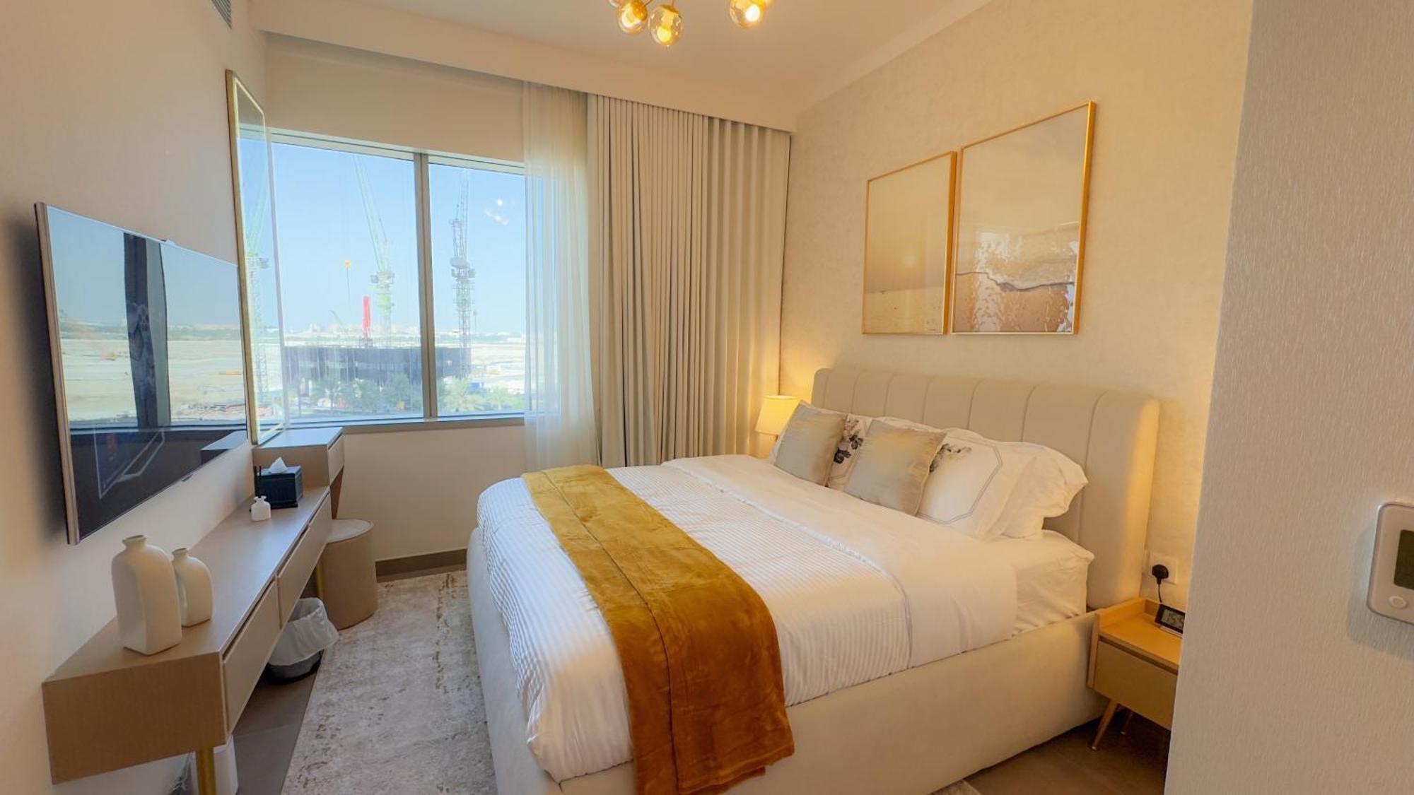 Luxury 2 Bedroom Poolside Haven In Creek Harbour