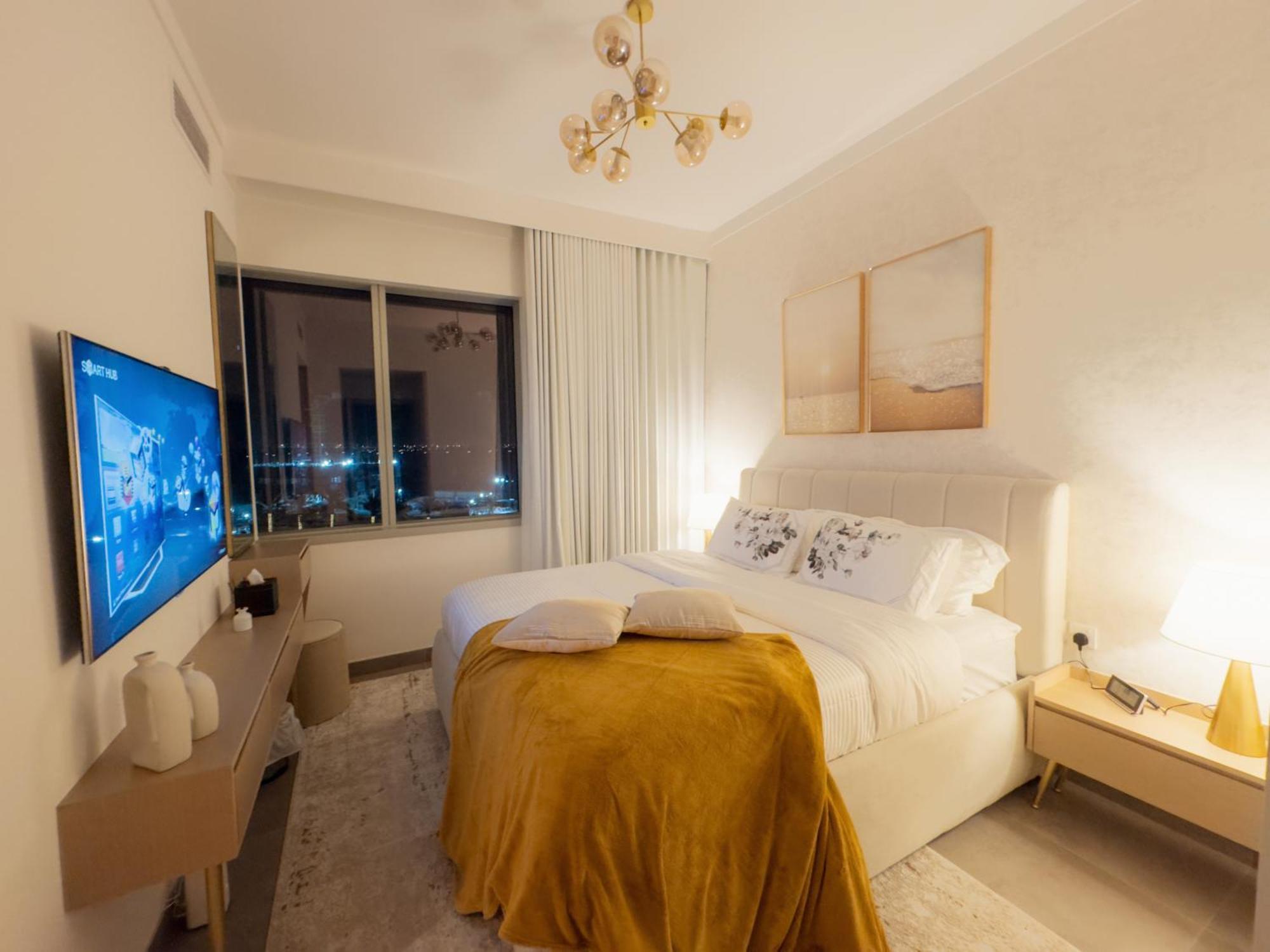 Luxury 2 Bedroom Poolside Haven In Creek Harbour