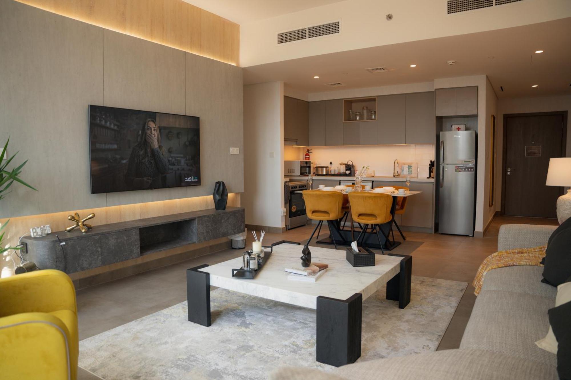 Luxury 2 Bedroom Poolside Haven In Creek Harbour *