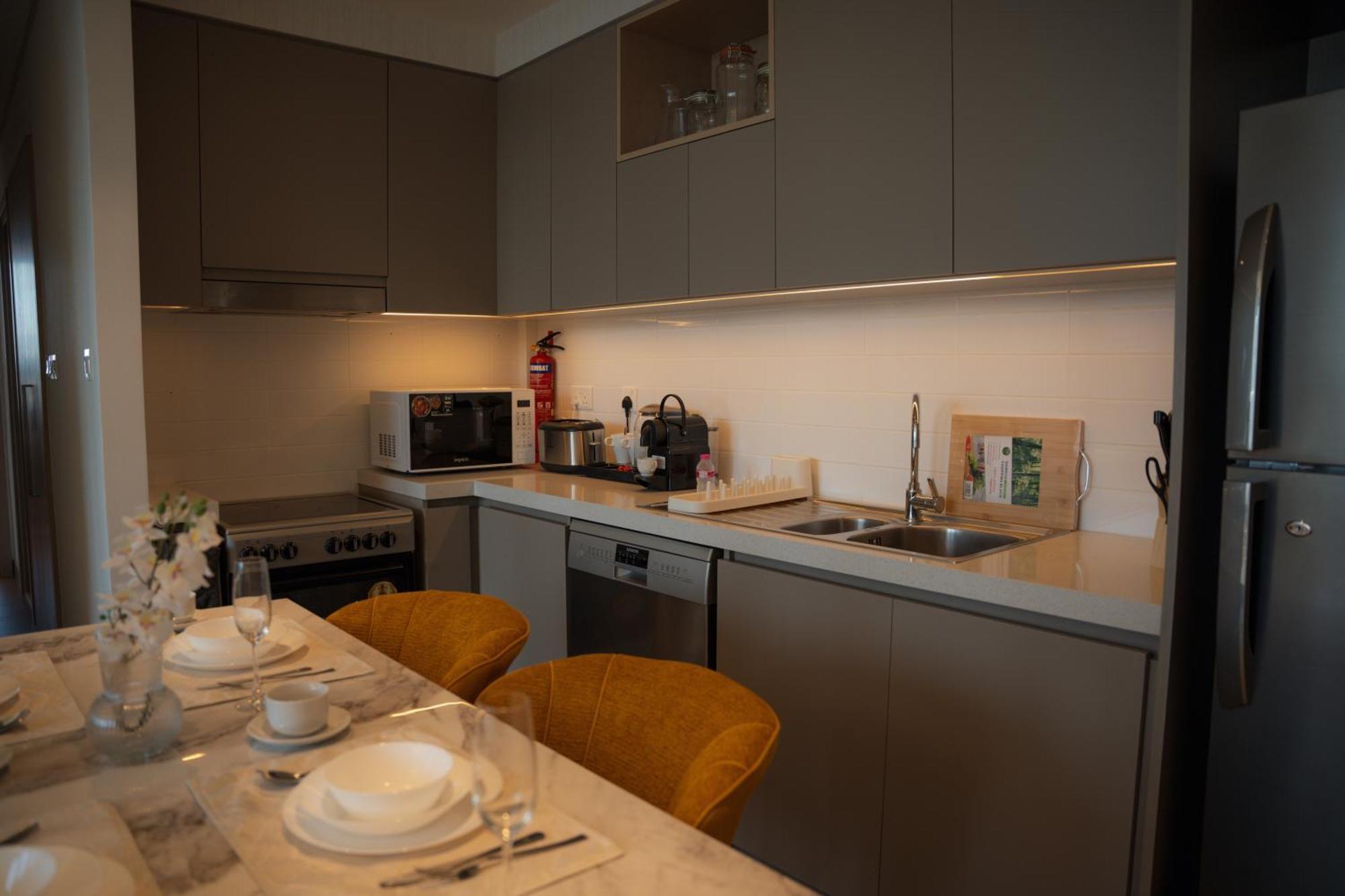 Luxury 2 Bedroom Poolside Haven In Creek Harbour Apartment