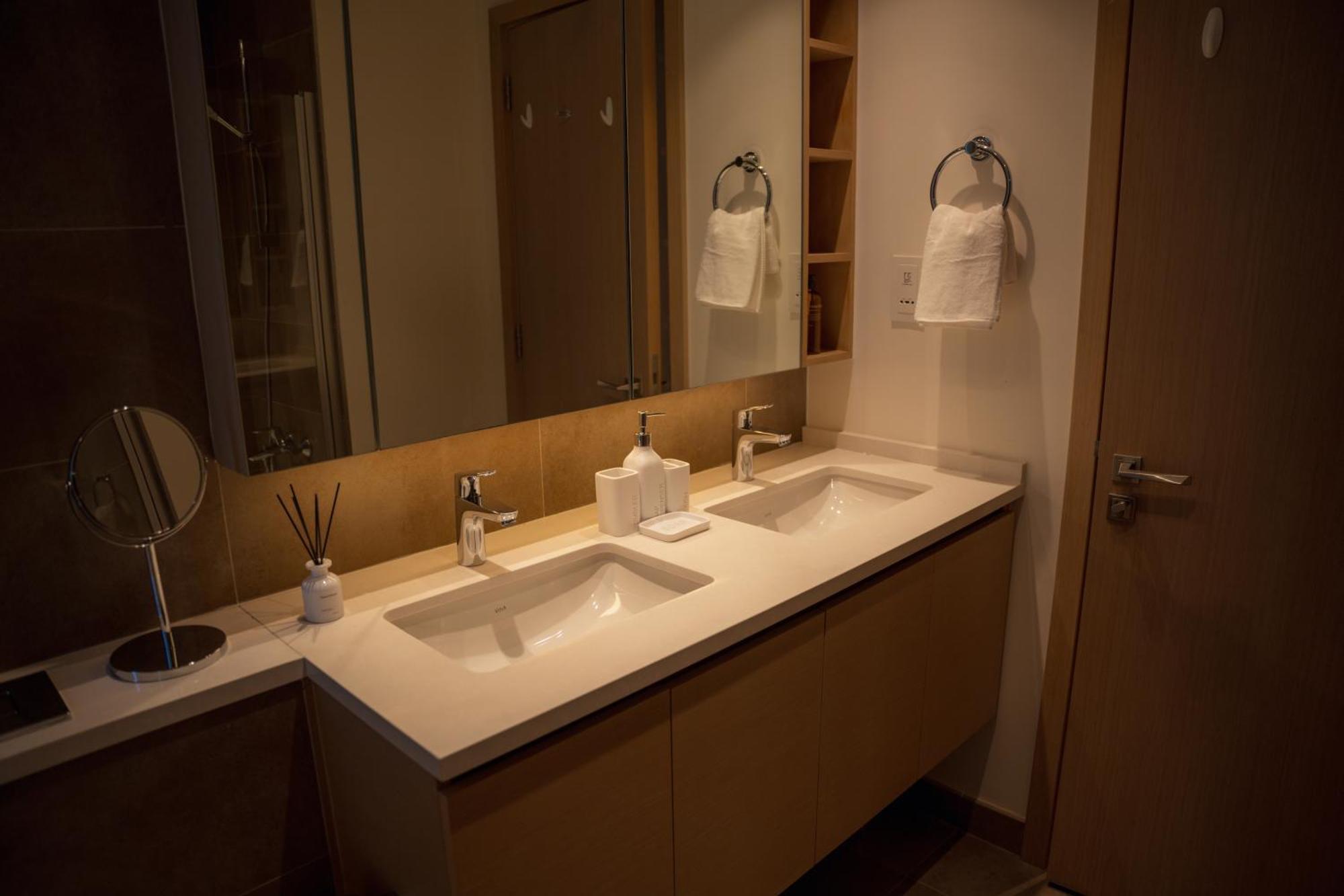 Luxury 2 Bedroom Poolside Haven In Creek Harbour