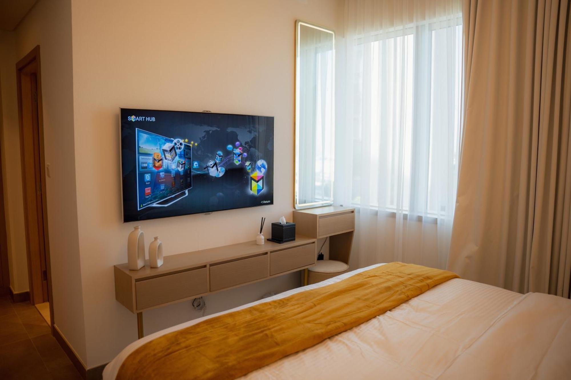 Luxury 2 Bedroom Poolside Haven In Creek Harbour Apartment