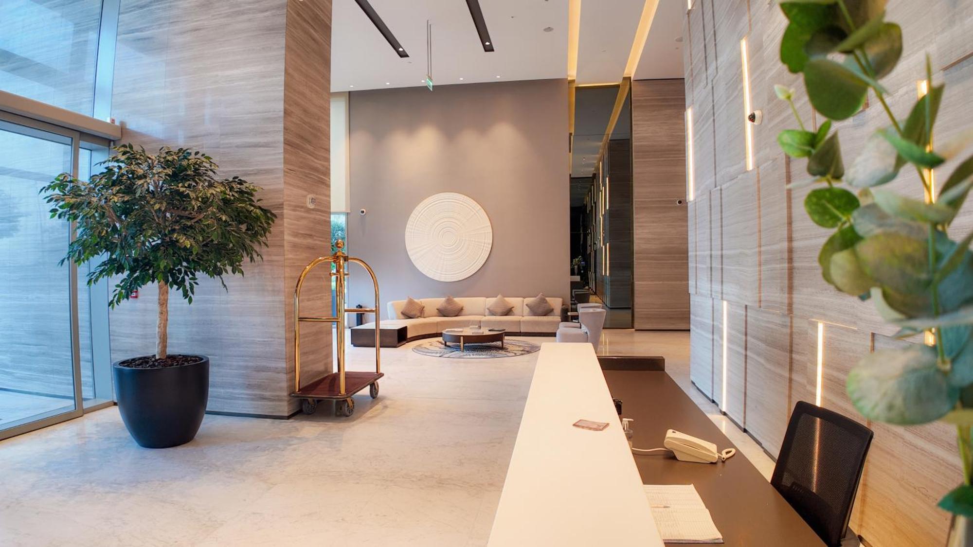 Luxury 2 Bedroom Poolside Haven In Creek Harbour