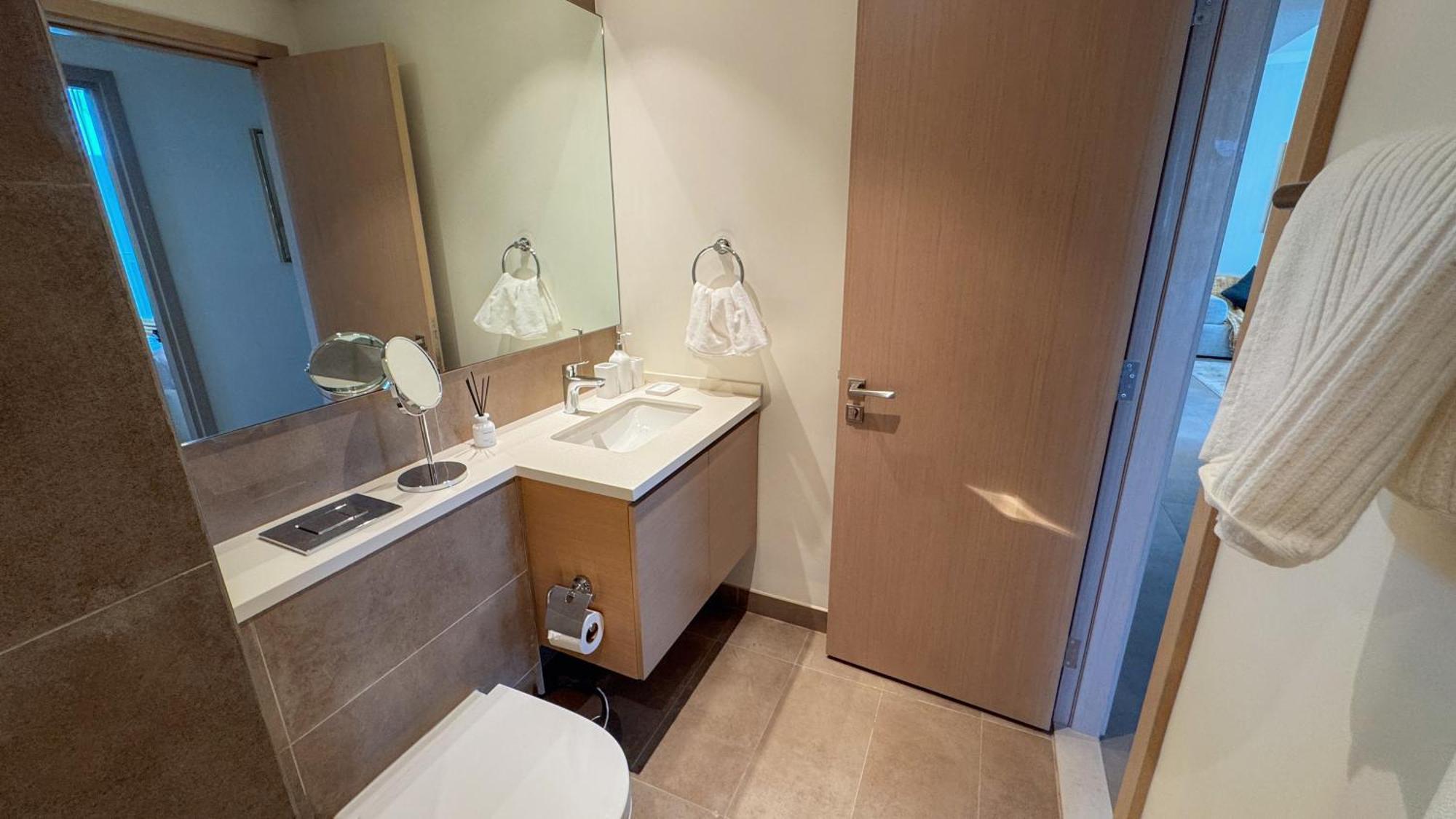 Luxury 2 Bedroom Poolside Haven In Creek Harbour Dubai