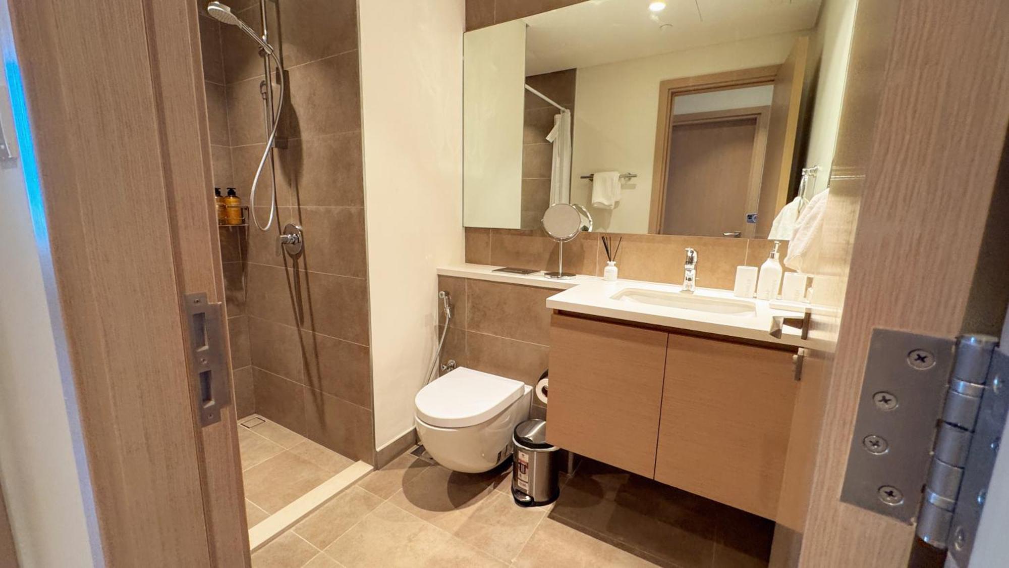Luxury 2 Bedroom Poolside Haven In Creek Harbour