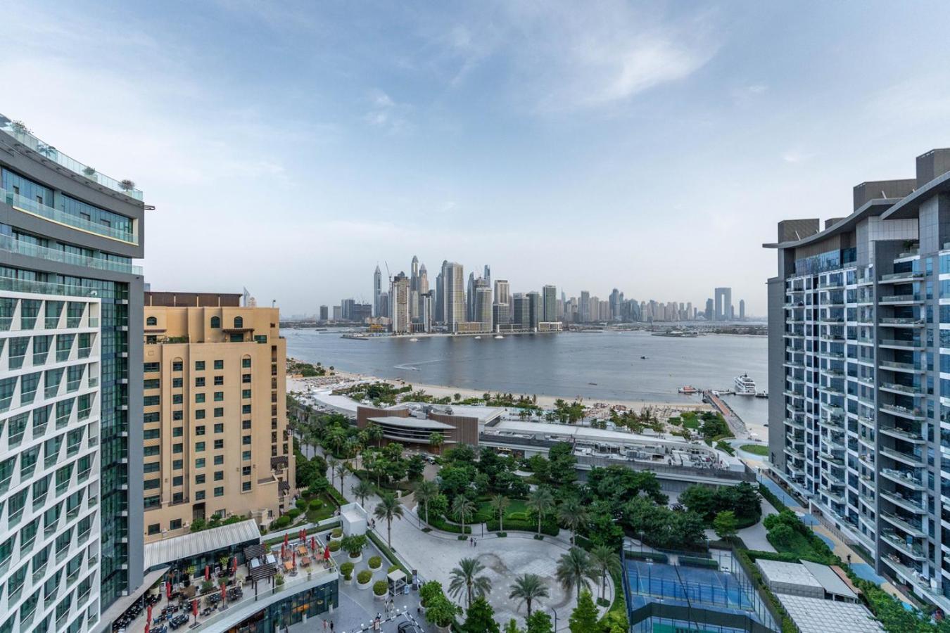 Amazing Sea Views With Direct West Access Apartment Dubai