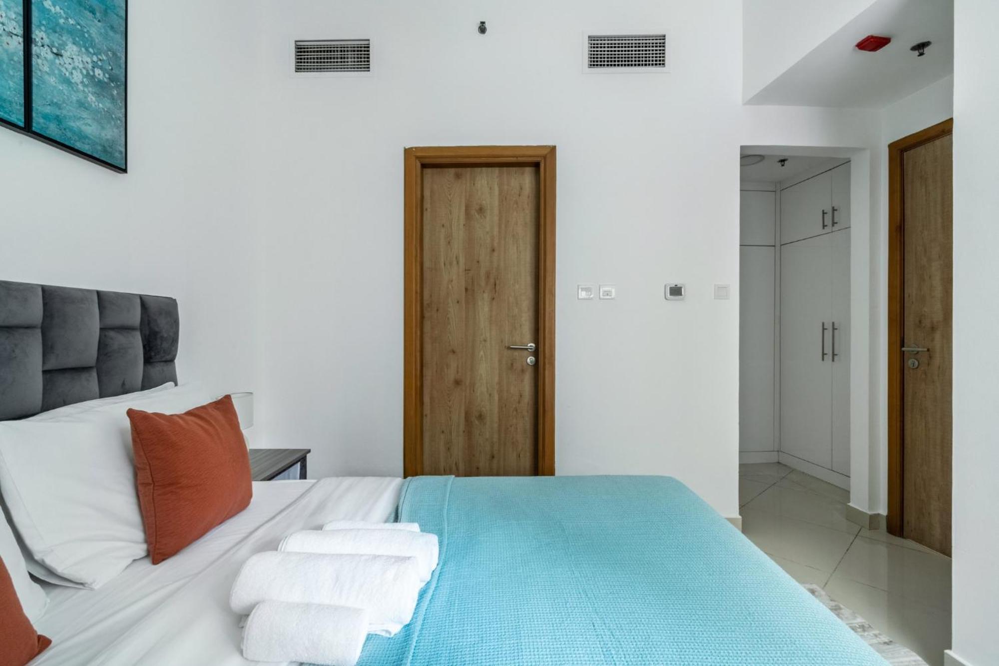 Shoresinn - Mesmerizing Waterfront In Marina Apartment