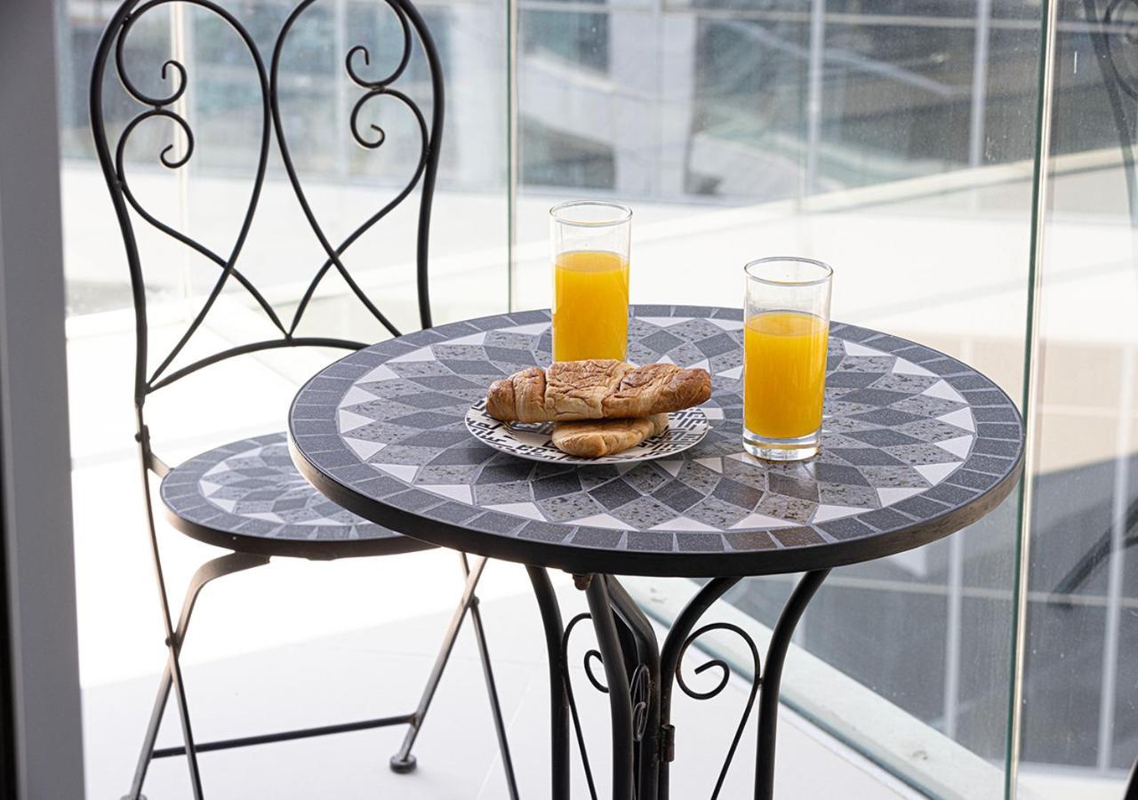 Full Burj Khalifa View - 9 Min Walk To Mall & Fountain - Luxury 1 Bedroom - Gym - Pool Apartment *