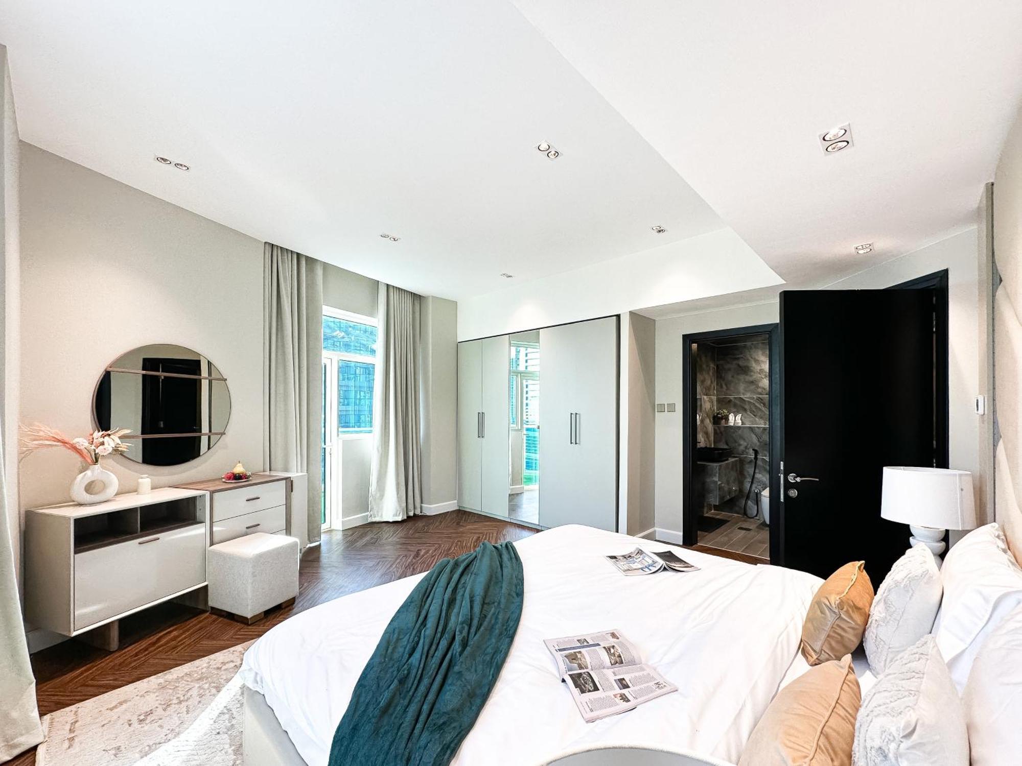 3-bdr Marina Gem W Stunning Yacht Bay Views Apartment